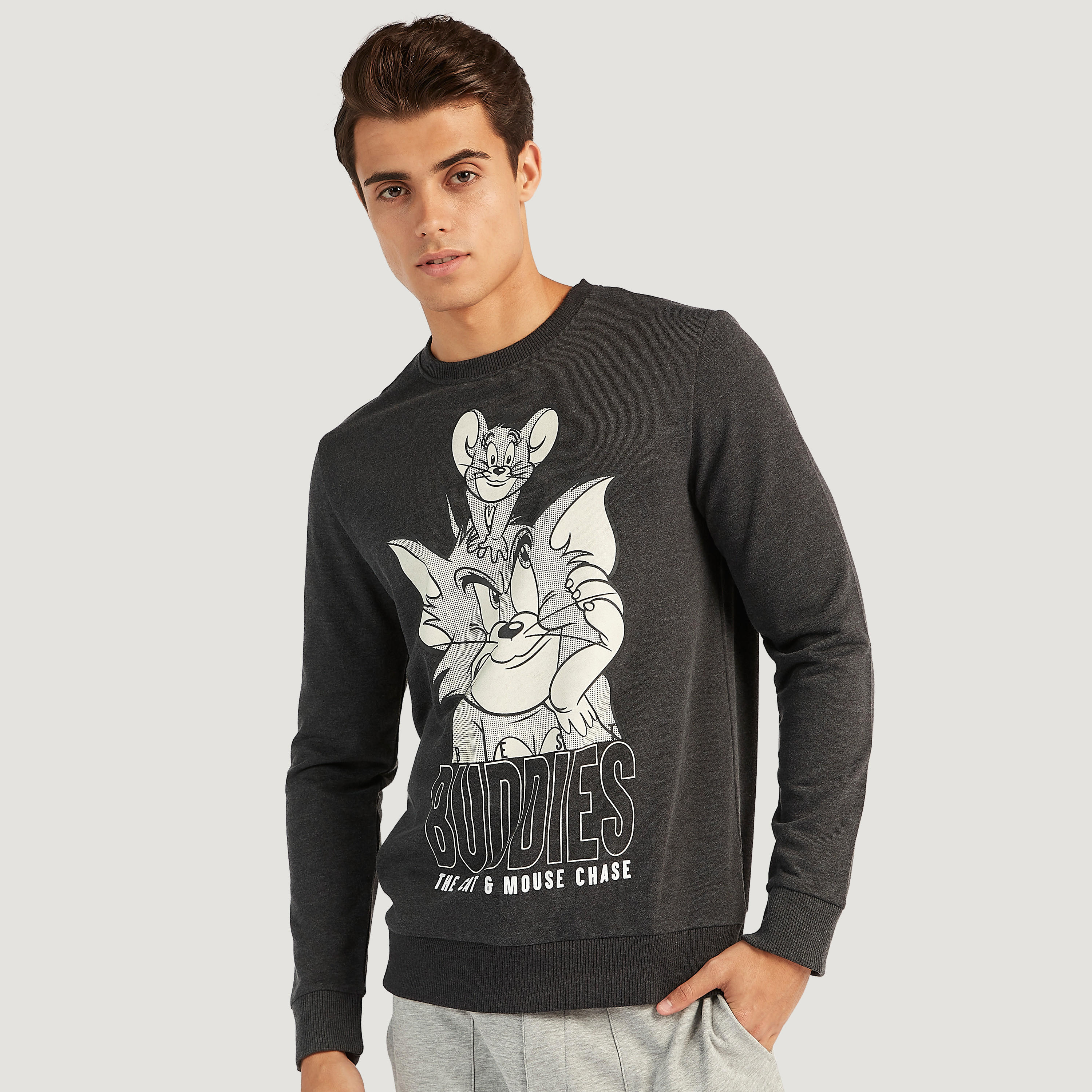 سويت شيرت مستدام بأكمام طويلة وياقة ضيّقة وطبعات توم أند جيري-men-winterwear-hoodiesandsweatshirts-image-1
