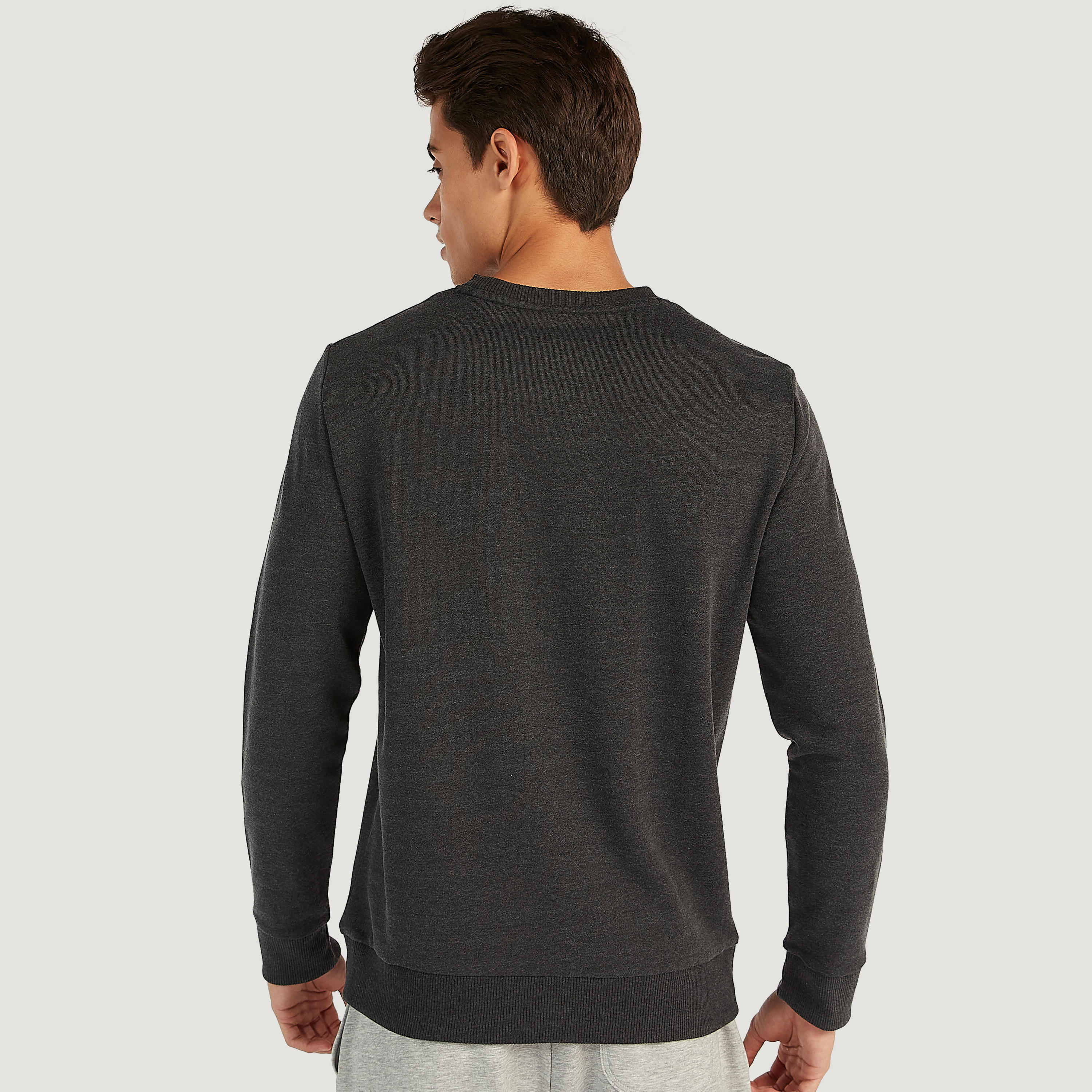 سويت شيرت مستدام بأكمام طويلة وياقة ضيّقة وطبعات توم أند جيري-men-winterwear-hoodiesandsweatshirts-image-4