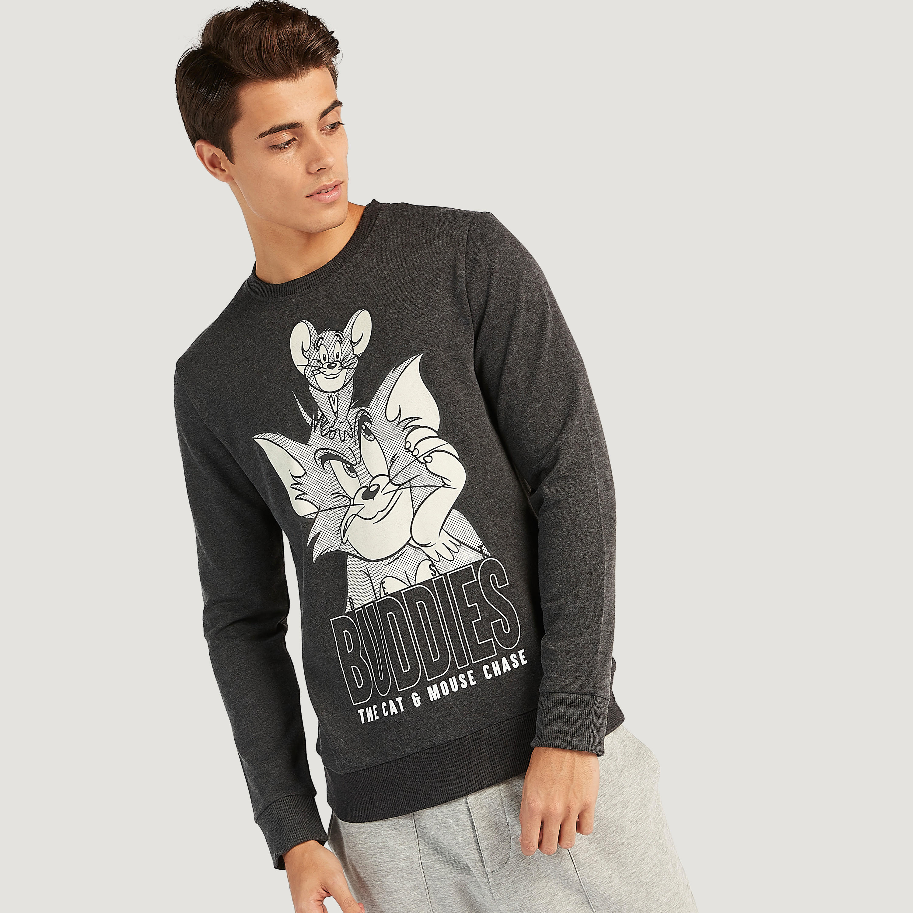 سويت شيرت مستدام بأكمام طويلة وياقة ضيّقة وطبعات توم أند جيري-men-winterwear-hoodiesandsweatshirts-image-5