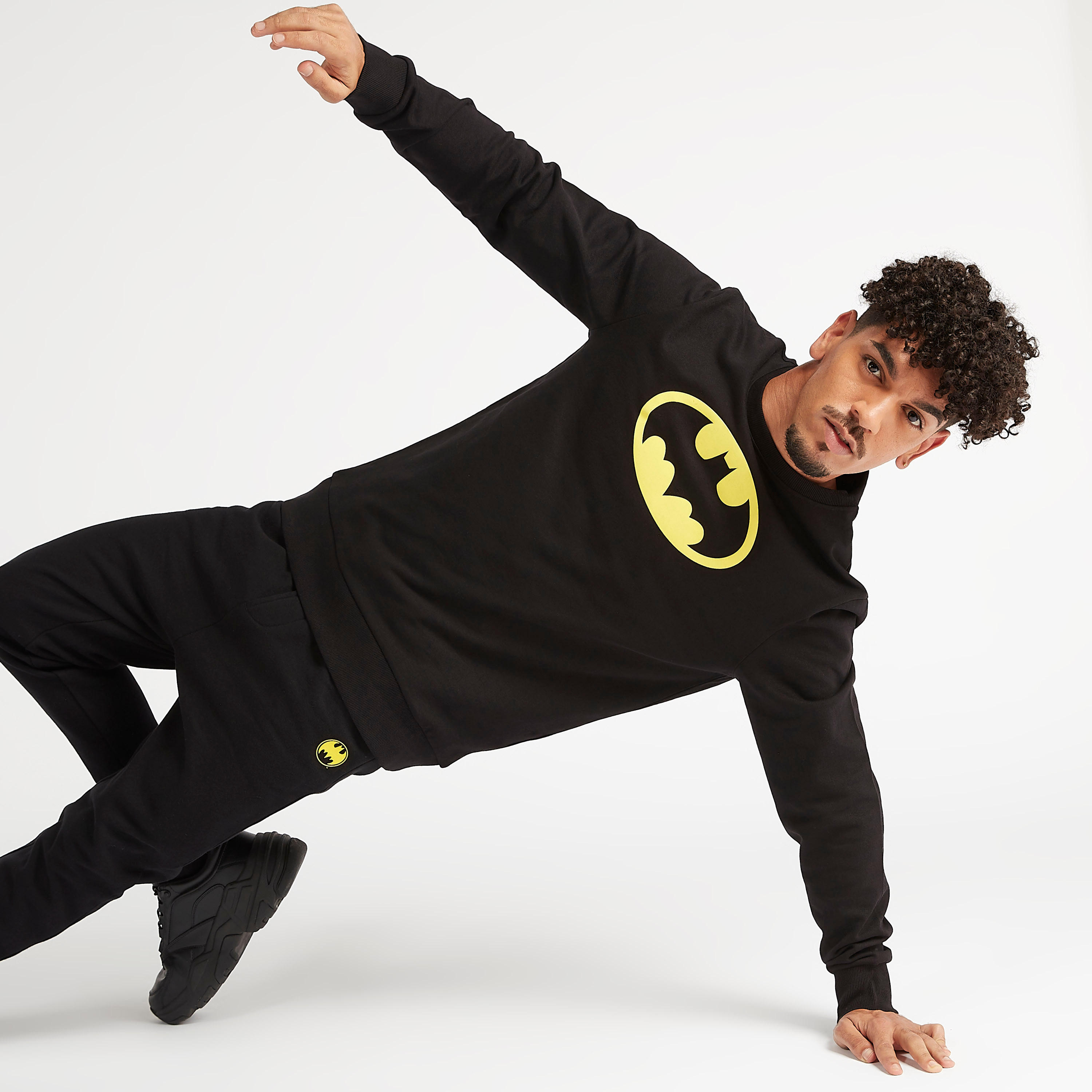 سويت شيرت مستدام بياقة ضيقة وأكمام طويلة وطبعات باتمان-men-winterwear-hoodiesandsweatshirts-image-1
