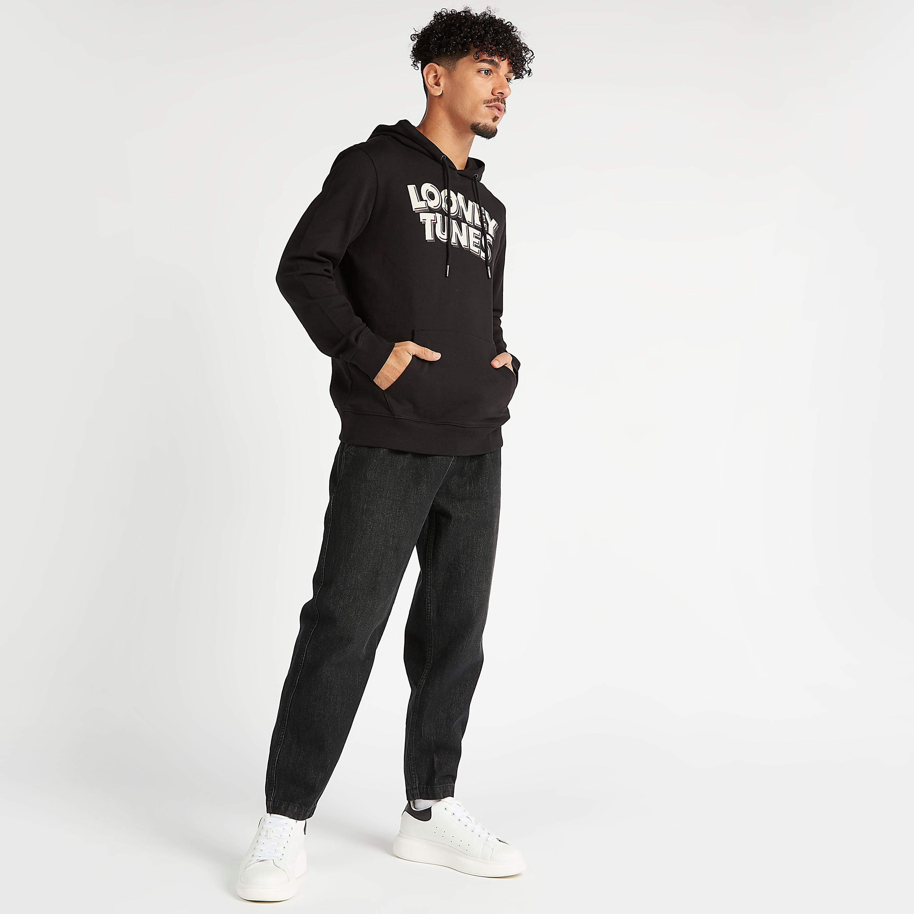 هودي مستدام بأكمام طويلة وجيوب وطبعات لوني تيونز-men-winterwear-hoodiesandsweatshirts-image-1