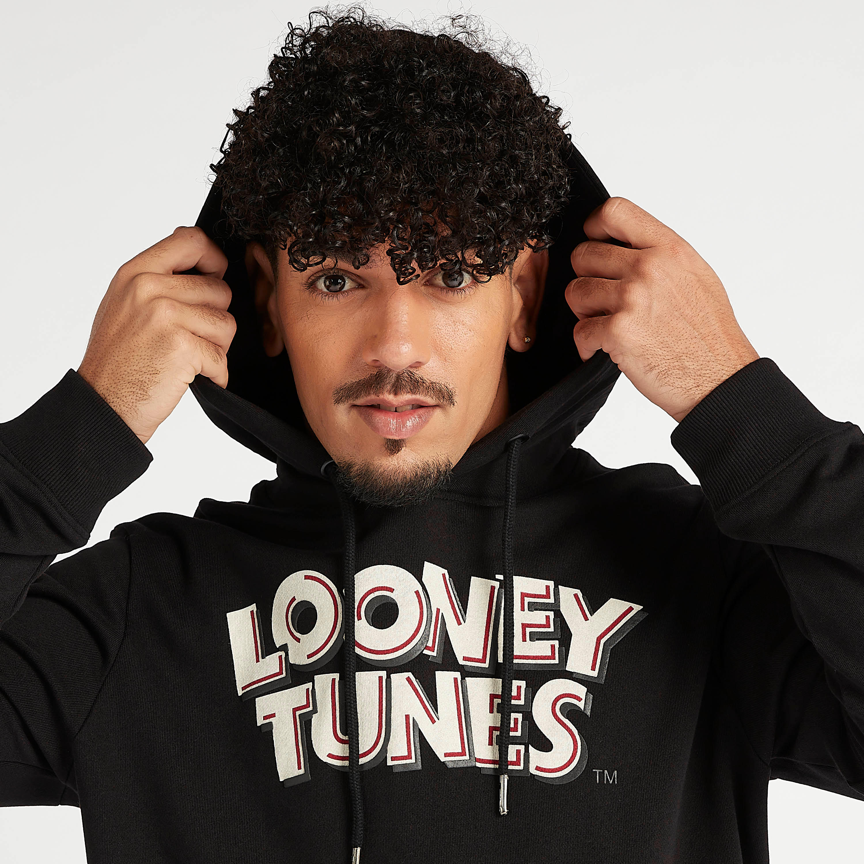 هودي مستدام بأكمام طويلة وجيوب وطبعات لوني تيونز-men-winterwear-hoodiesandsweatshirts-image-2