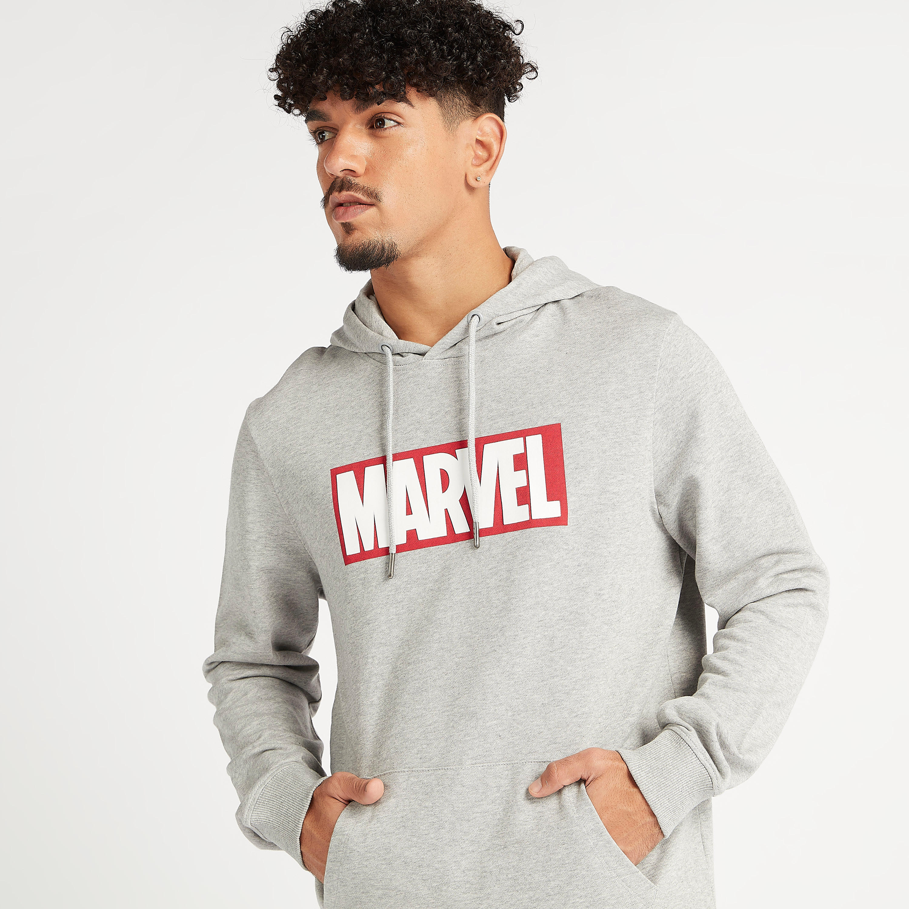 هودي مستدام بطبعات مارفل وأكمام طويلة وجيوب-men-winterwear-hoodiesandsweatshirts-image-1
