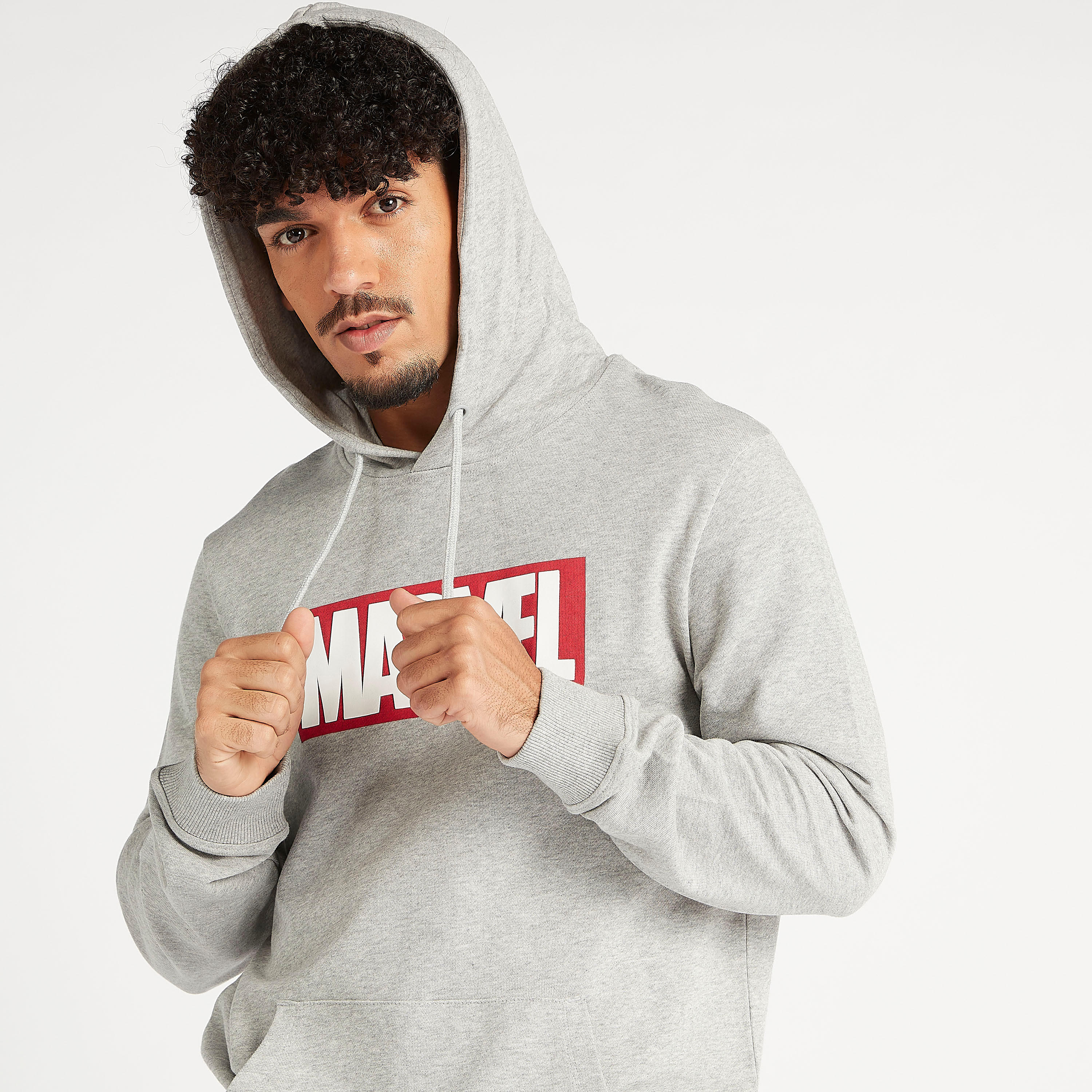 هودي مستدام بطبعات مارفل وأكمام طويلة وجيوب-men-winterwear-hoodiesandsweatshirts-image-3