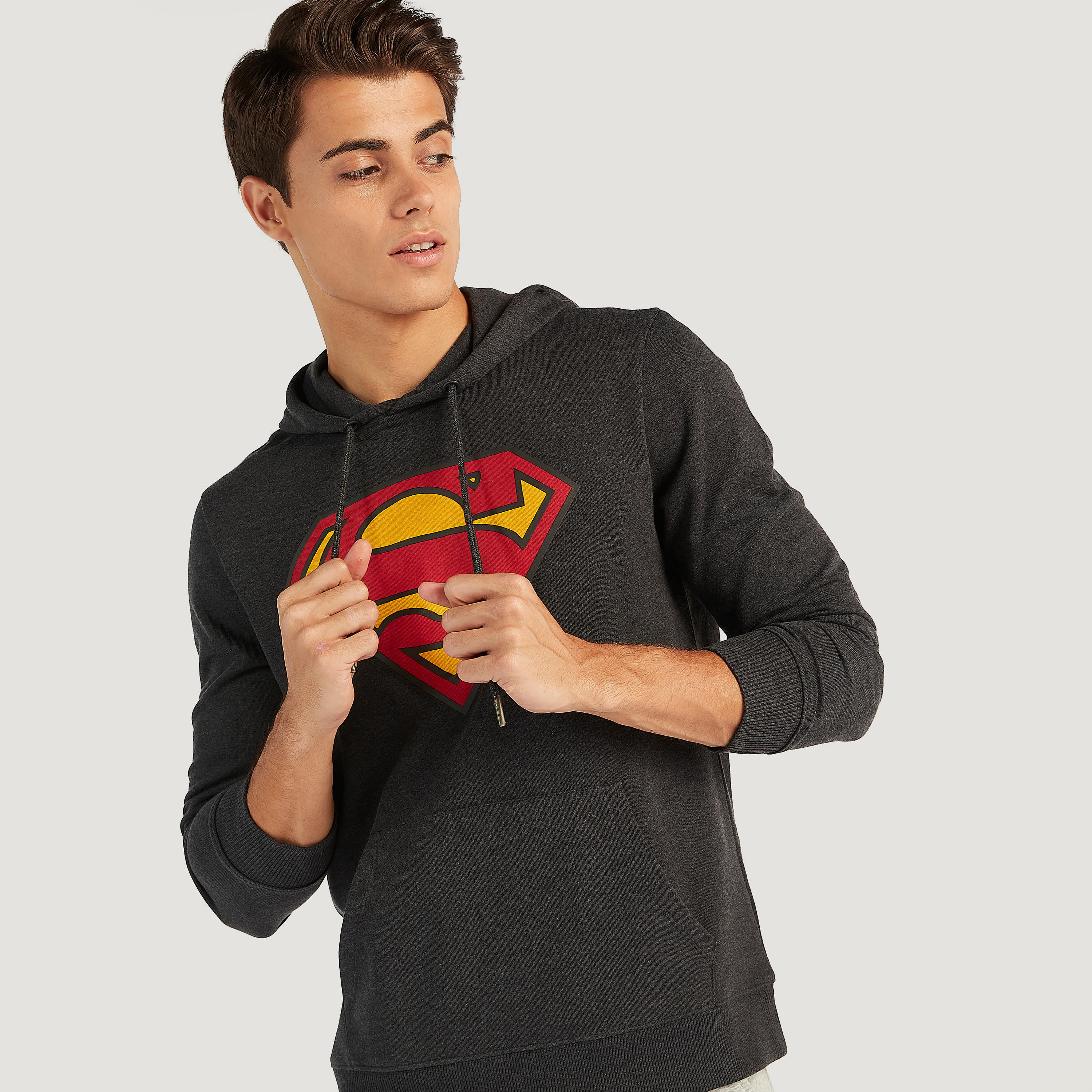 هودي مستدام بطبعات سوبر مان وجيوب كنغر-men-winterwear-hoodiesandsweatshirts-image-1