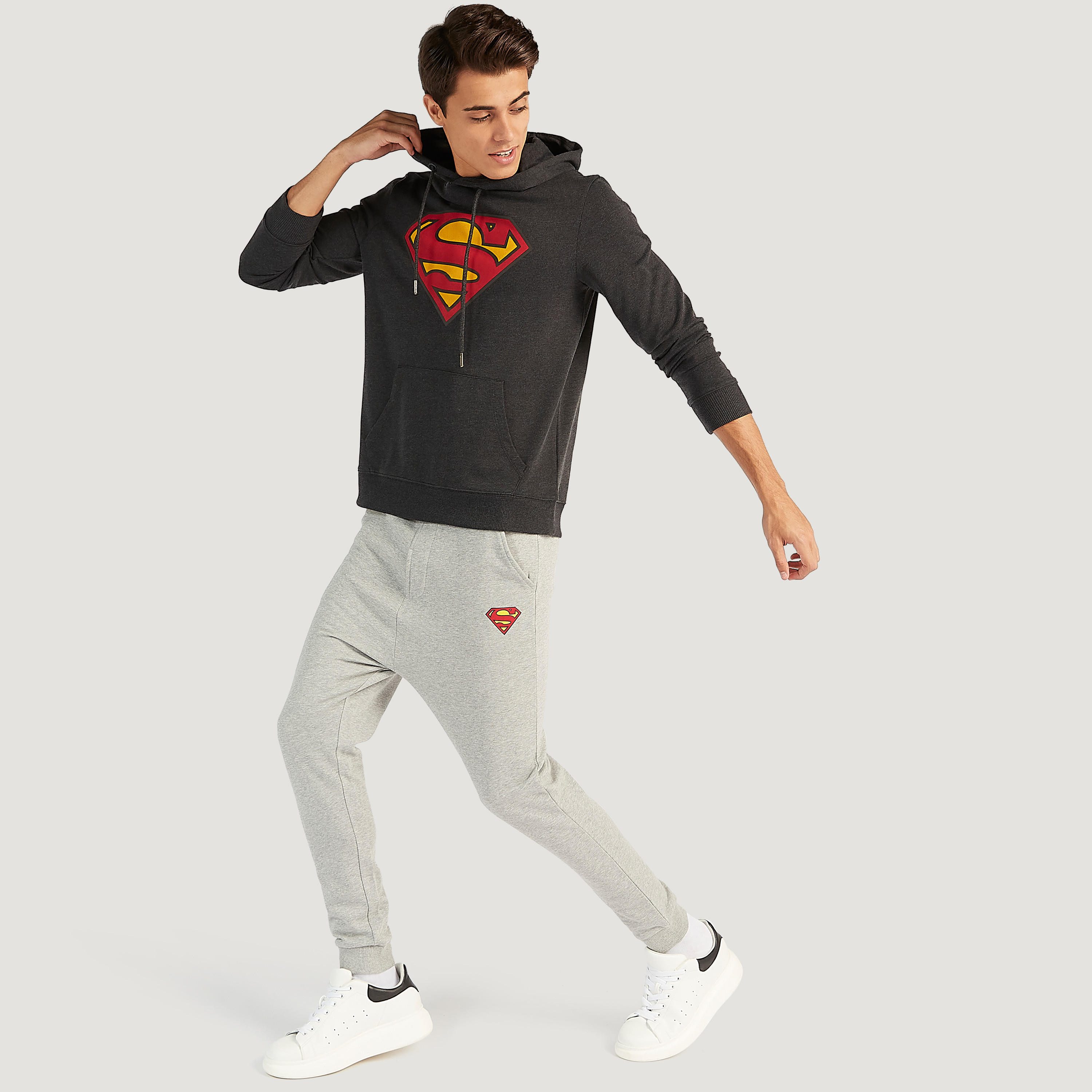 هودي مستدام بطبعات سوبر مان وجيوب كنغر-men-winterwear-hoodiesandsweatshirts-image-2