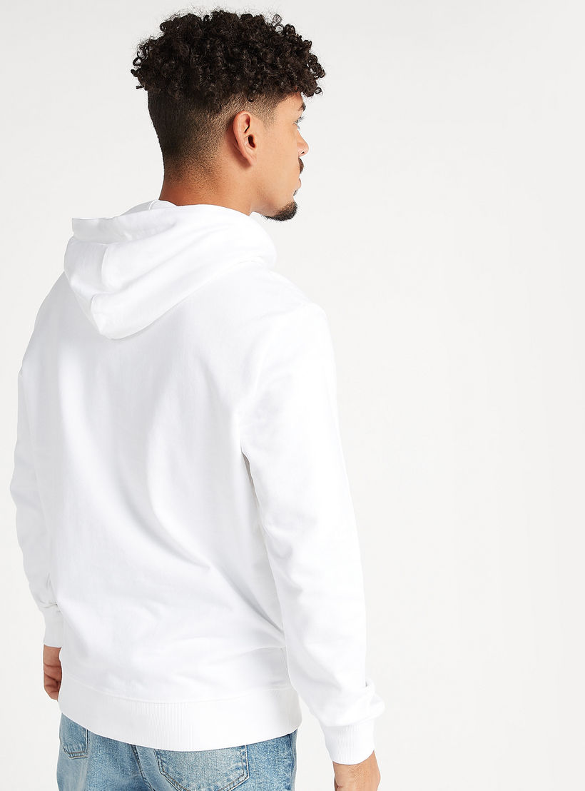هودي مستدام بجيوب كنغر وأكمام طويلة وطبعات-men-winterwear-hoodiesandsweatshirts-image-4