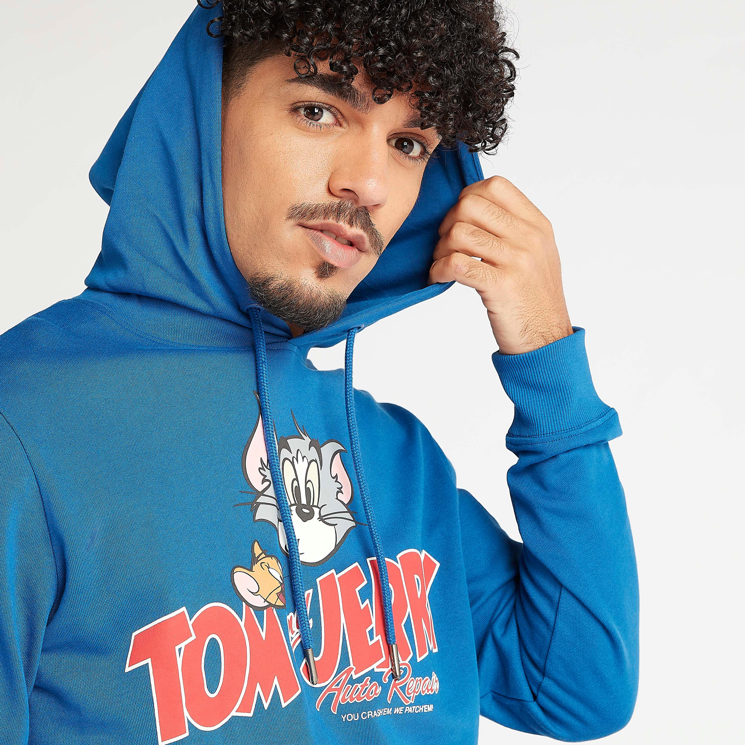 هودي مستدام بأكمام طويلة وطبعات توم أند جيري-men-winterwear-hoodiesandsweatshirts-image-1
