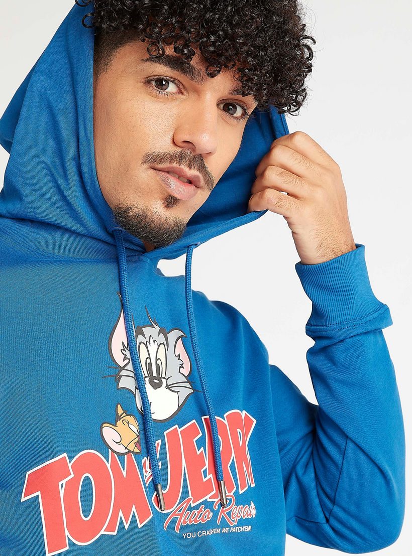 هودي مستدام بأكمام طويلة وطبعات توم أند جيري-men-winterwear-hoodiesandsweatshirts-image-1