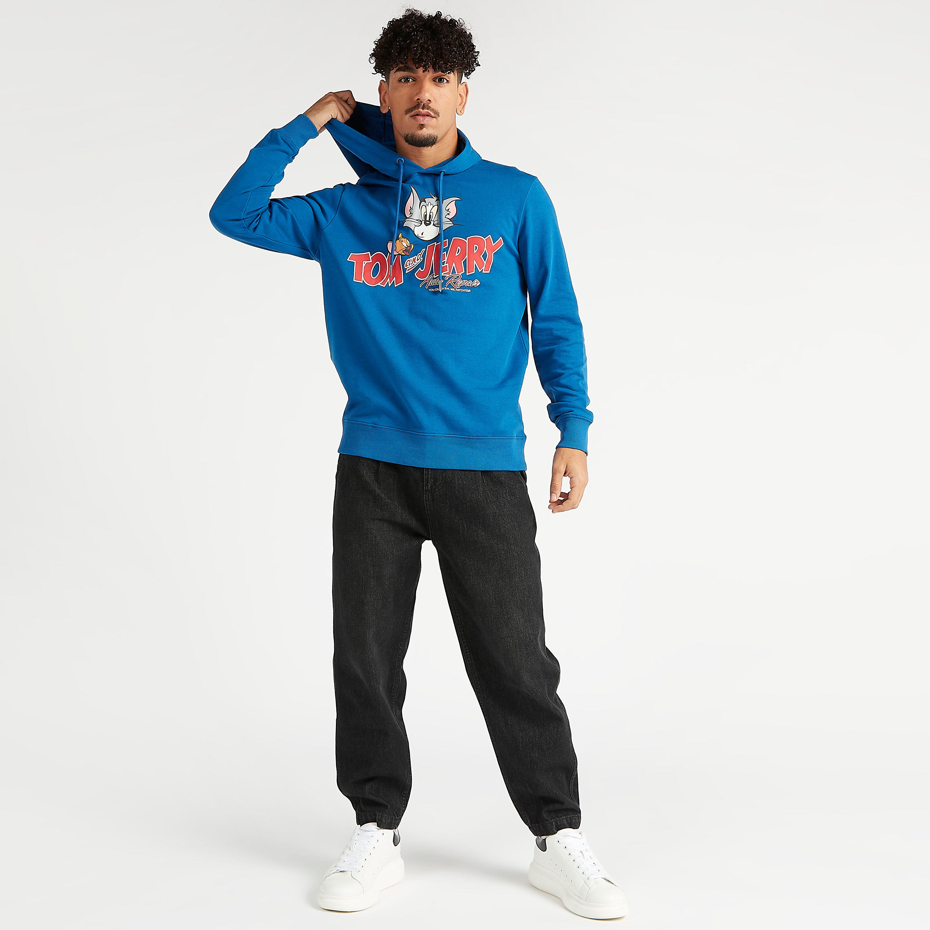 هودي مستدام بأكمام طويلة وطبعات توم أند جيري-men-winterwear-hoodiesandsweatshirts-image-2