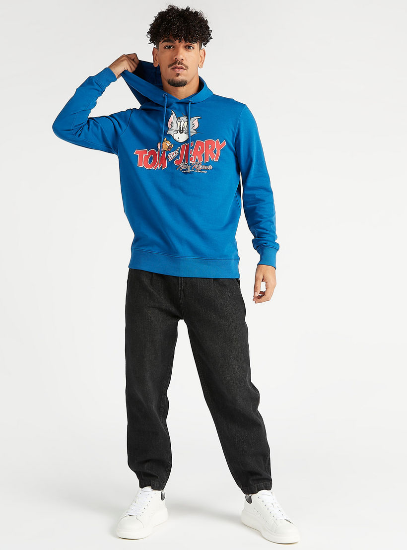 هودي مستدام بأكمام طويلة وطبعات توم أند جيري-men-winterwear-hoodiesandsweatshirts-image-2