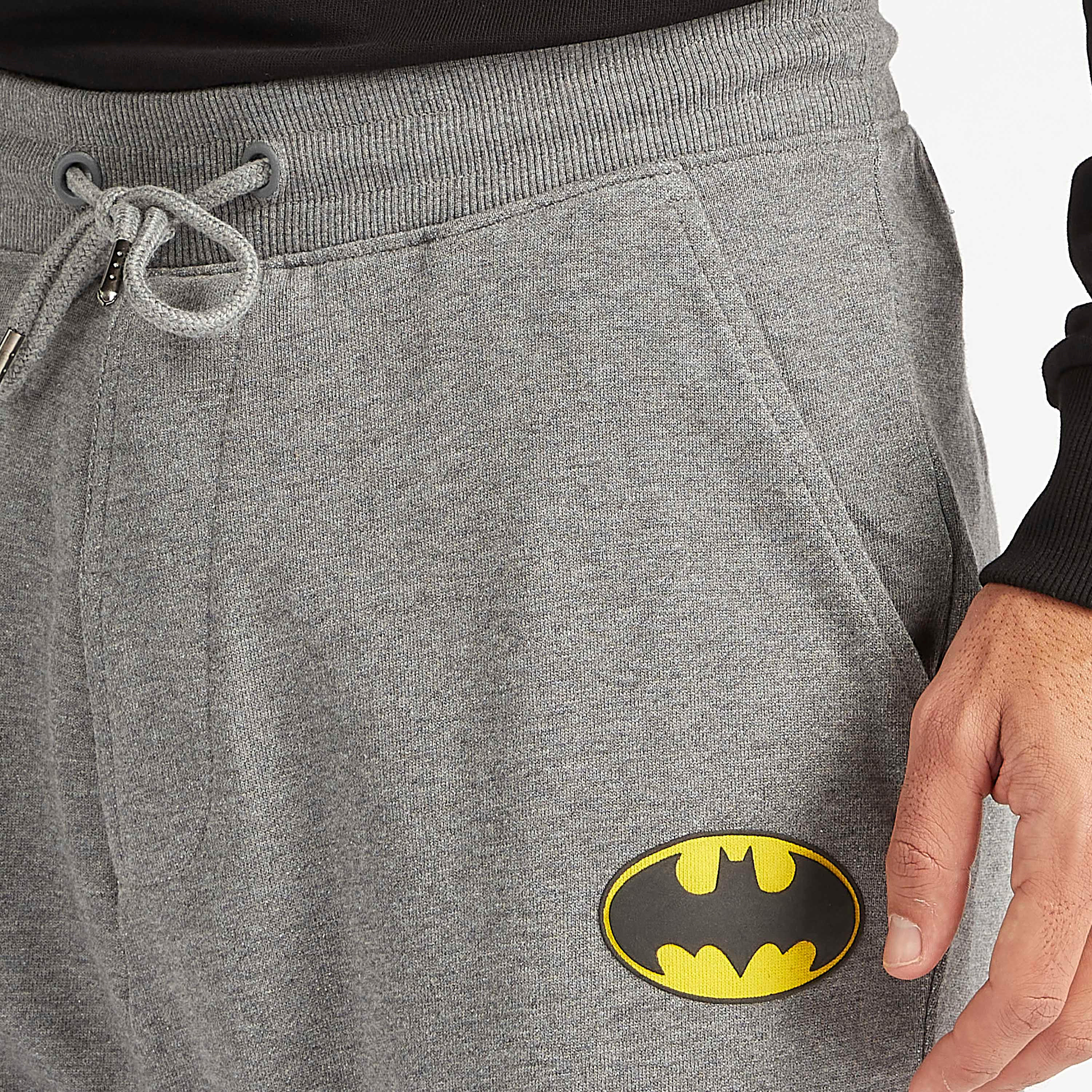 بنطلون رياضي مستدام برباط إغلاق وجيوب وطبعات باتمان-men-clothing-bottoms-joggers-image-1
