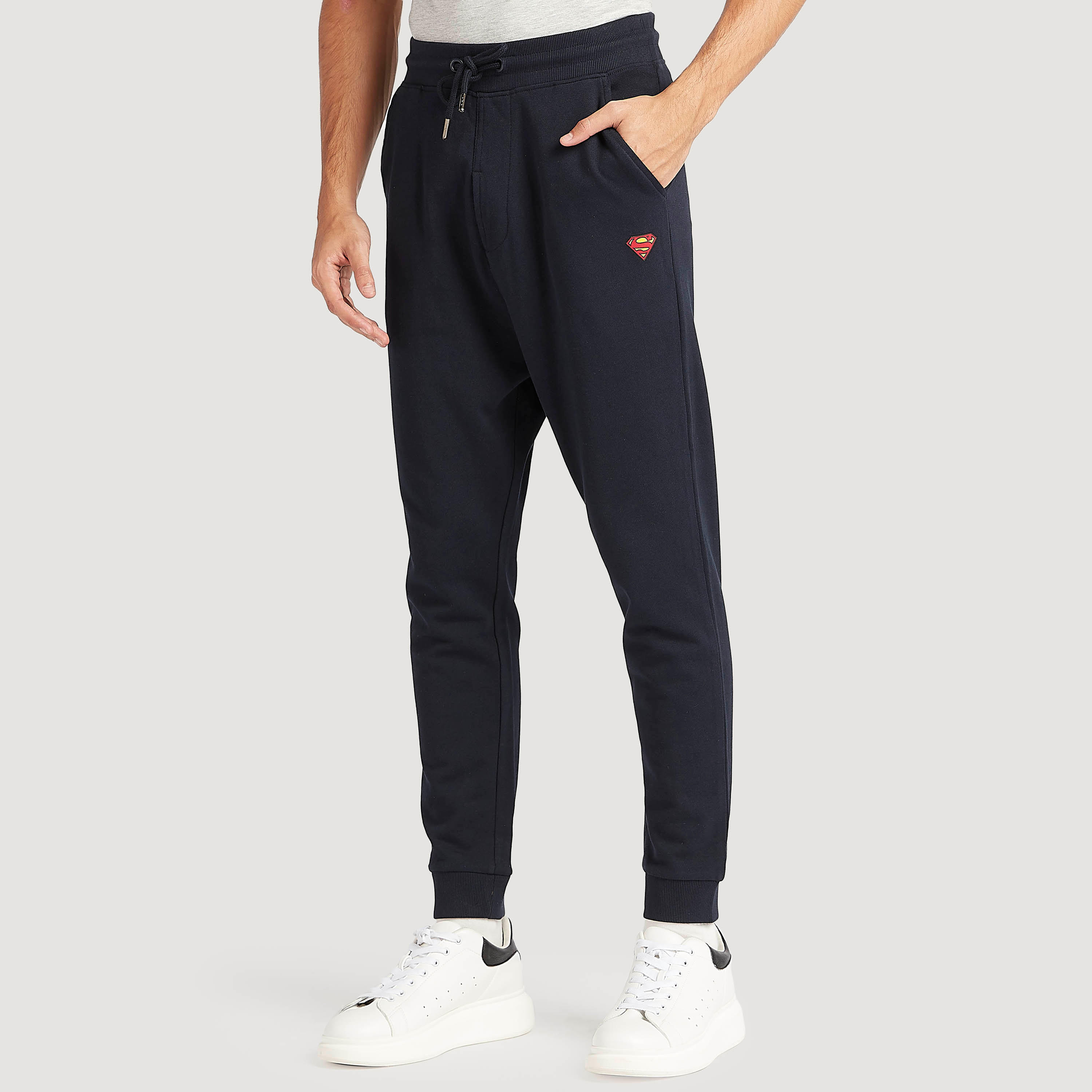 بنطلون رياضي مستدام بتفاصيل شعار سوبر مان ورباط إغلاق من كابا-men-clothing-bottoms-joggers-image-1