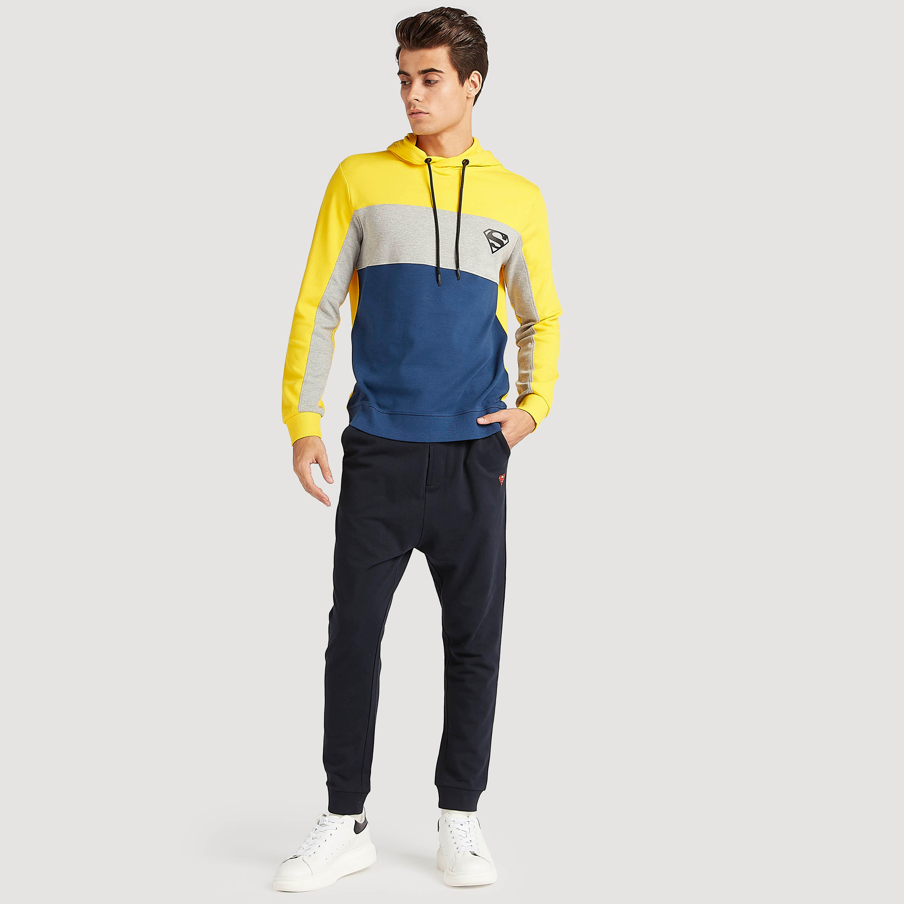 بنطلون رياضي مستدام بتفاصيل شعار سوبر مان ورباط إغلاق من كابا-men-clothing-bottoms-joggers-image-2