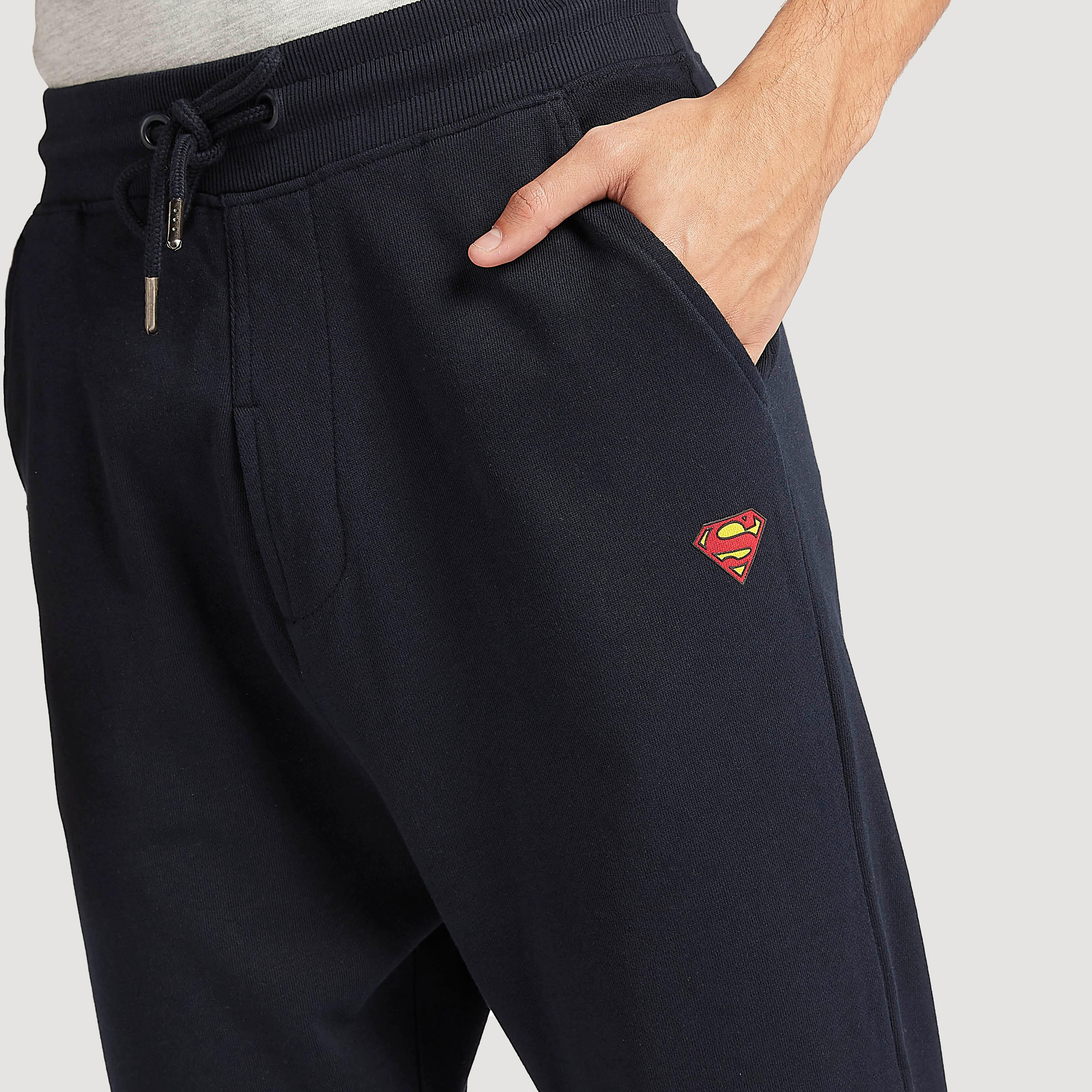 بنطلون رياضي مستدام بتفاصيل شعار سوبر مان ورباط إغلاق من كابا-men-clothing-bottoms-joggers-image-3