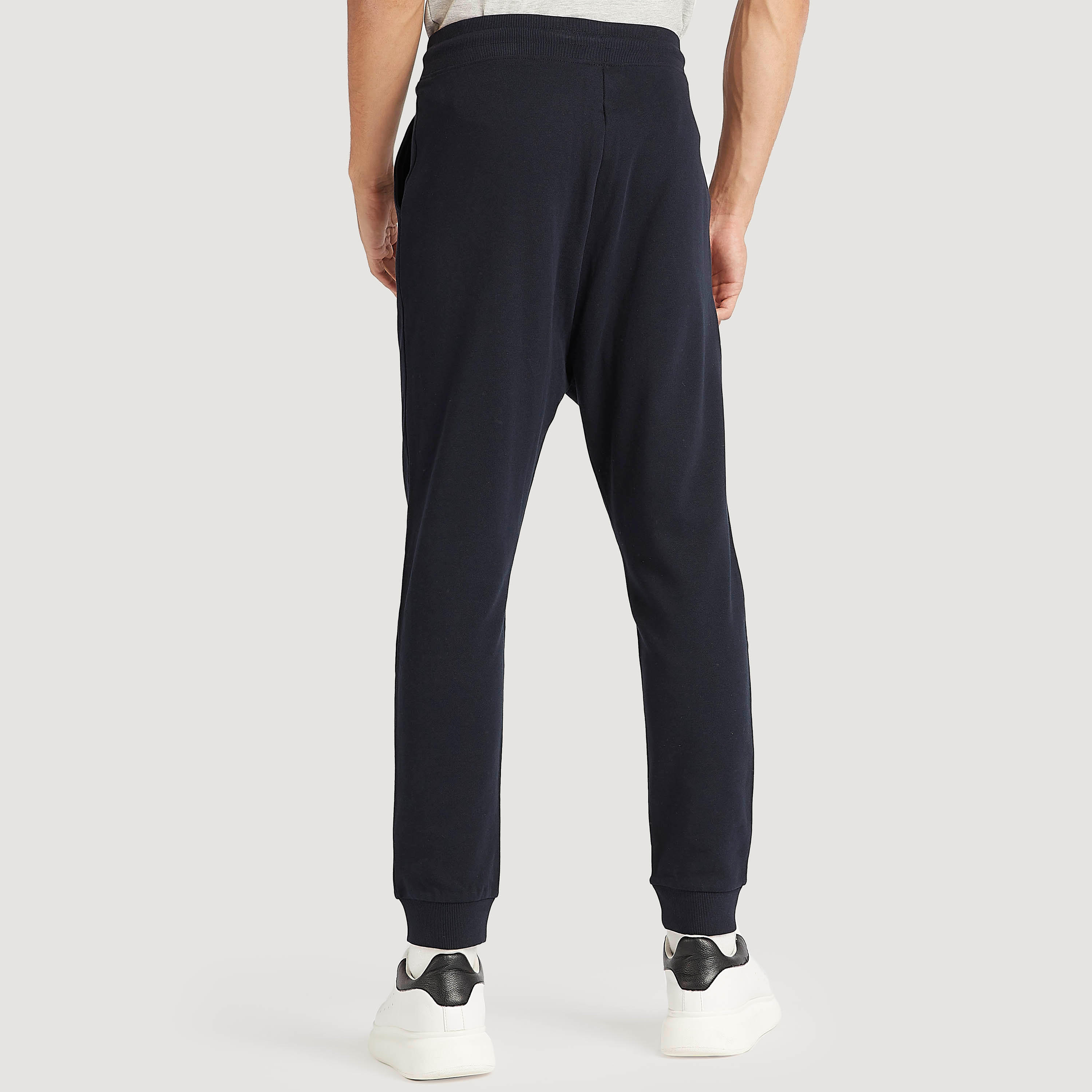 بنطلون رياضي مستدام بتفاصيل شعار سوبر مان ورباط إغلاق من كابا-men-clothing-bottoms-joggers-image-4
