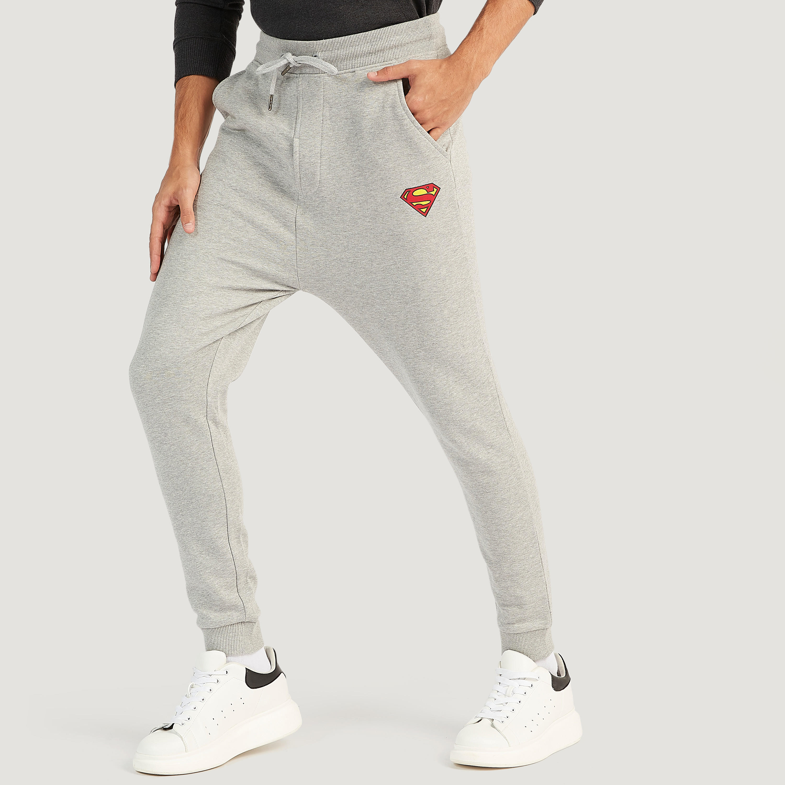 بنطلون رياضي بطبعات سبايدر مان وأرطاف مطّاطيّة ورباط وجيوب-men-clothing-bottoms-joggers-image-4