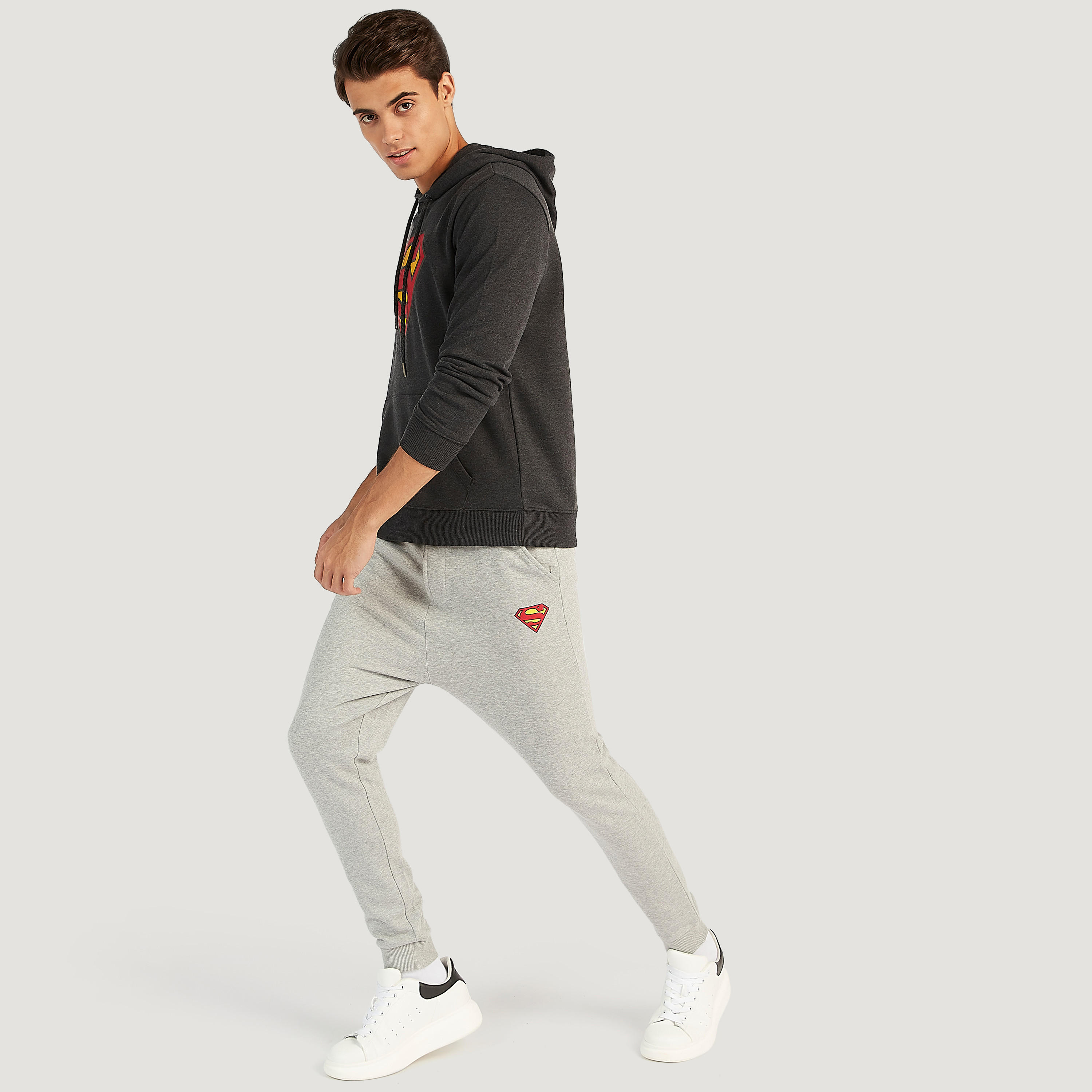 بنطلون رياضي بطبعات سبايدر مان وأرطاف مطّاطيّة ورباط وجيوب-men-clothing-bottoms-joggers-image-3