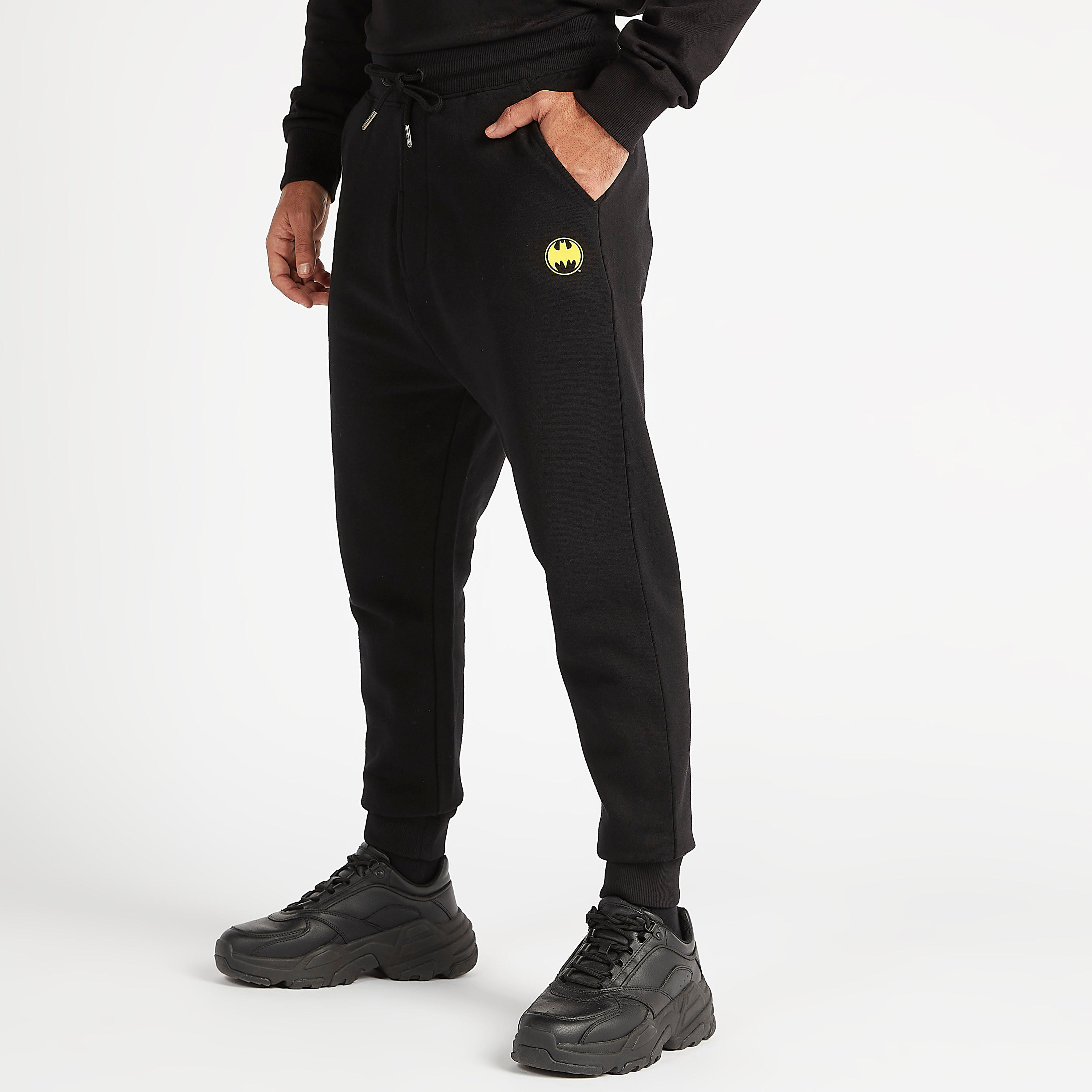 بنطلون رياضي بخصر متوسّط الارتفاع وجيوب وطبعات باتمان ورباط إغلاق-men-clothing-bottoms-joggers-image-5