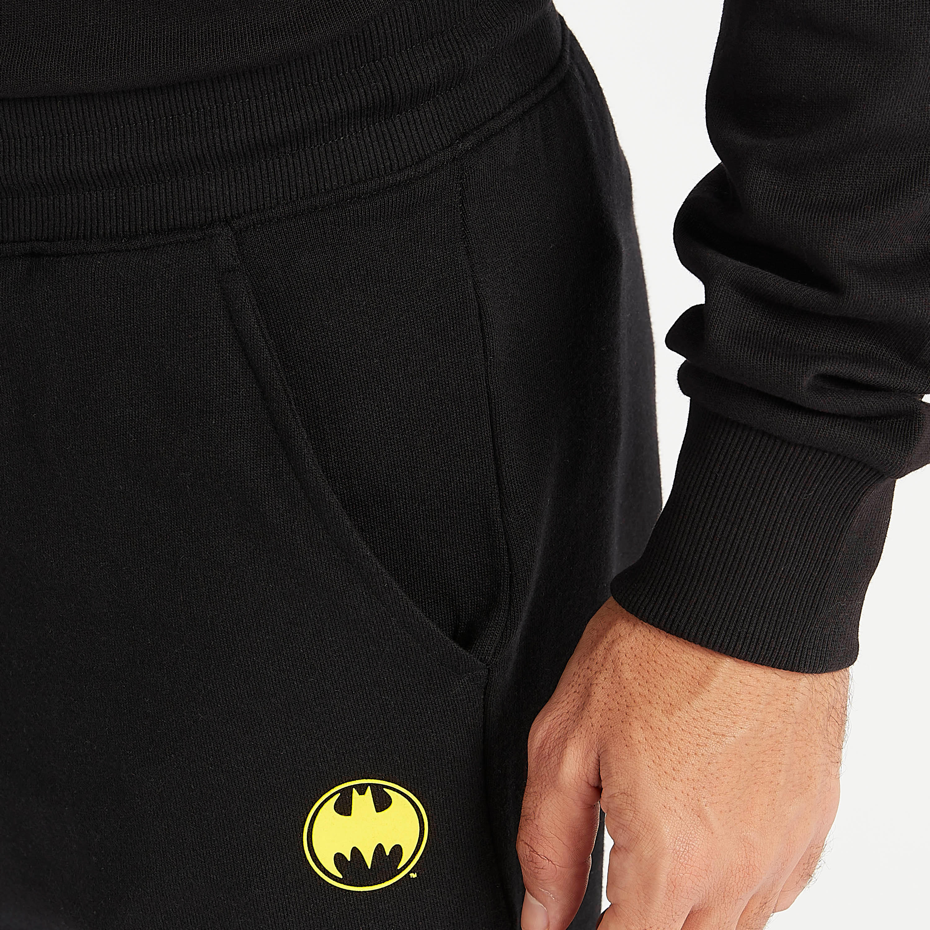 بنطلون رياضي بخصر متوسّط الارتفاع وجيوب وطبعات باتمان ورباط إغلاق-men-clothing-bottoms-joggers-image-3