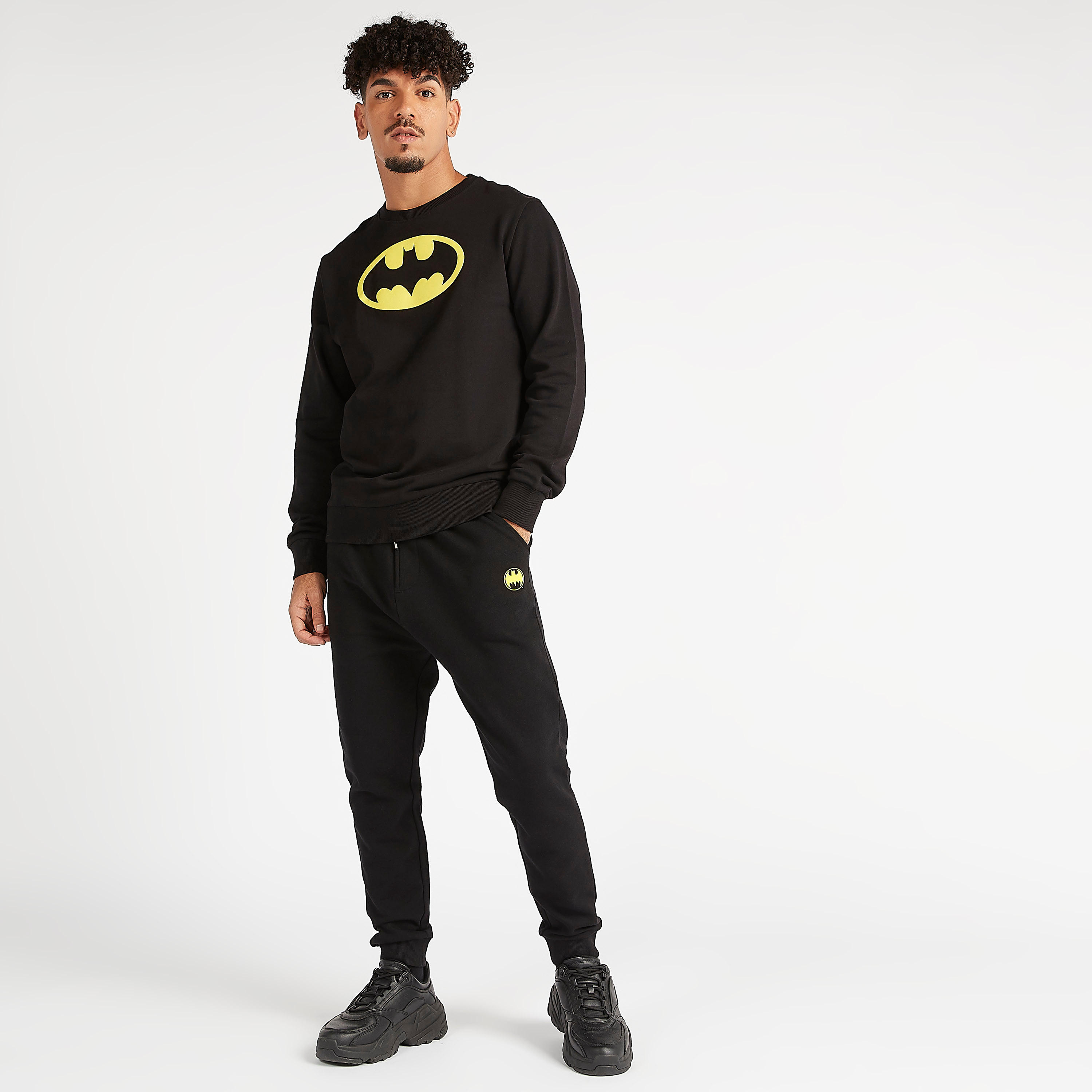 بنطلون رياضي بخصر متوسّط الارتفاع وجيوب وطبعات باتمان ورباط إغلاق-men-clothing-bottoms-joggers-image-1