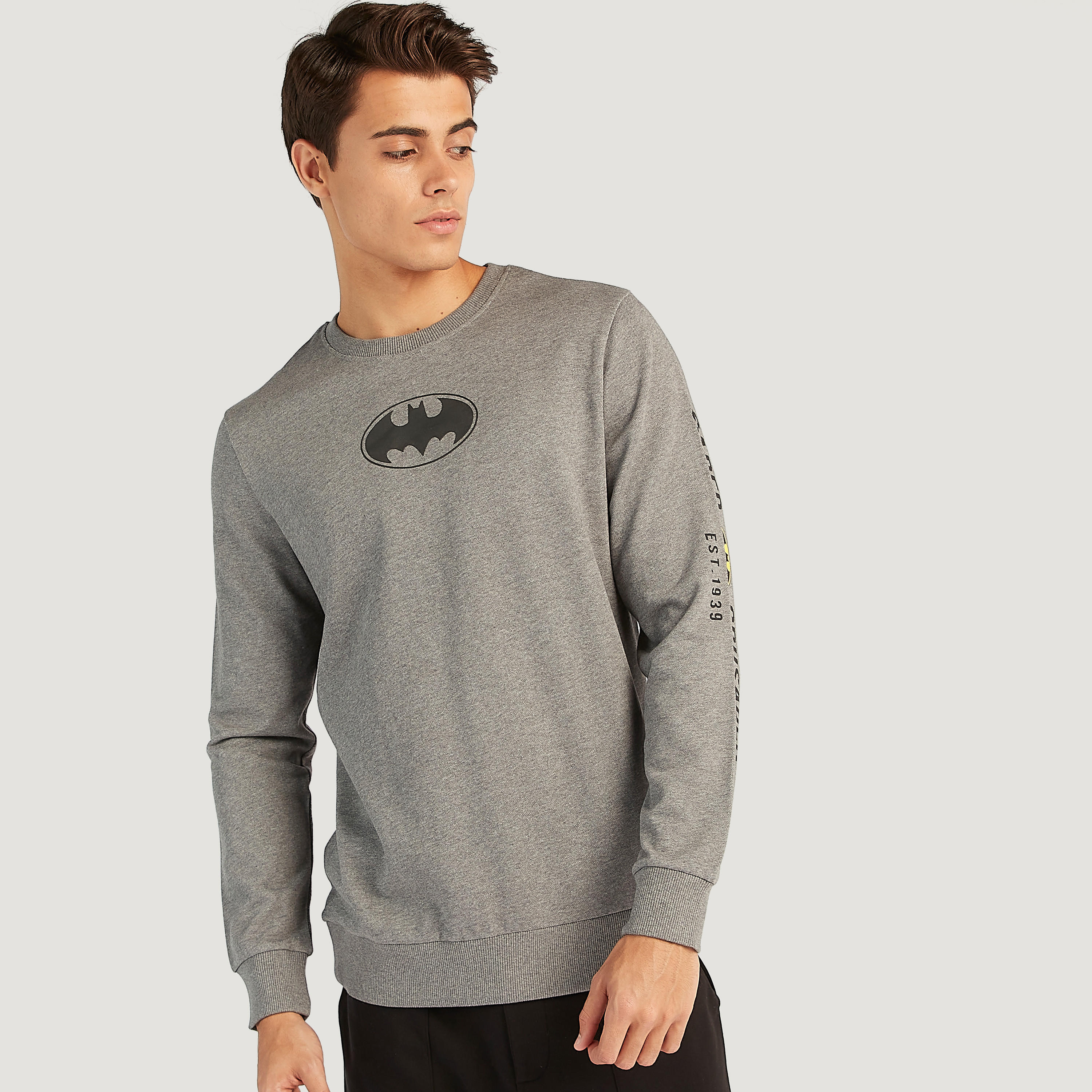سويت شيرت مستدام بياقة ضيّقة وأكمام طويلة وطبعات باتمان-men-winterwear-hoodiesandsweatshirts-image-1