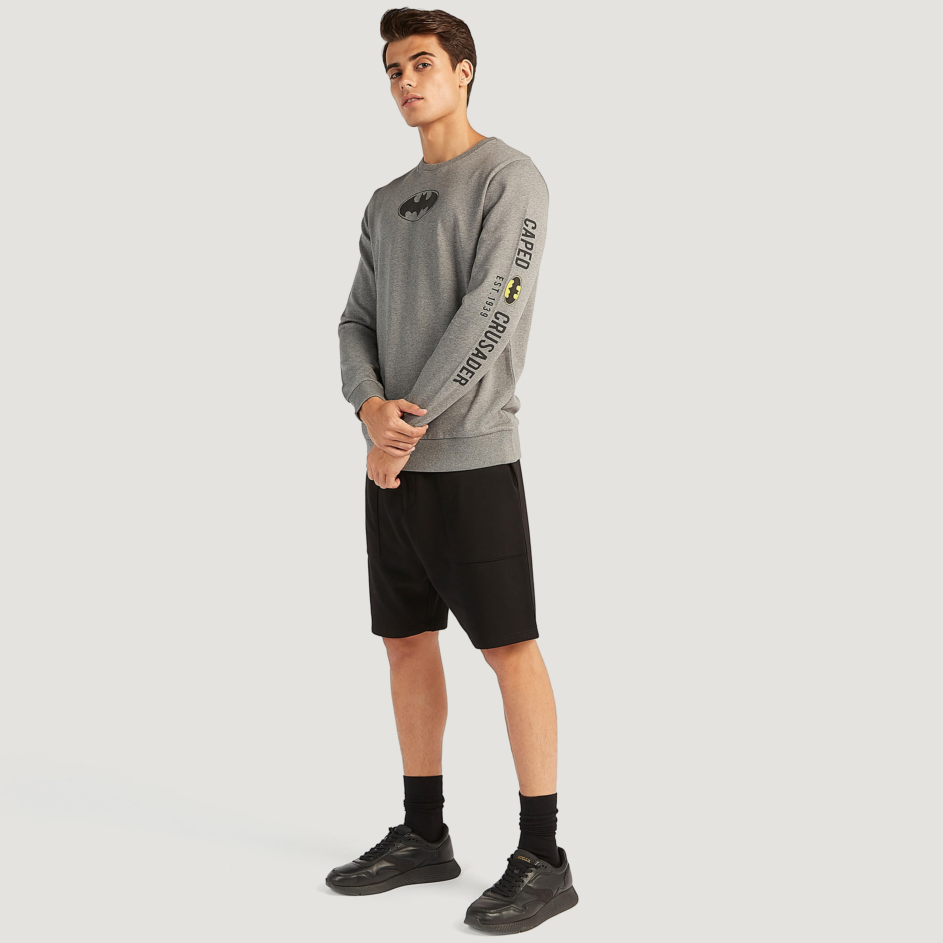 سويت شيرت مستدام بياقة ضيّقة وأكمام طويلة وطبعات باتمان-men-winterwear-hoodiesandsweatshirts-image-2