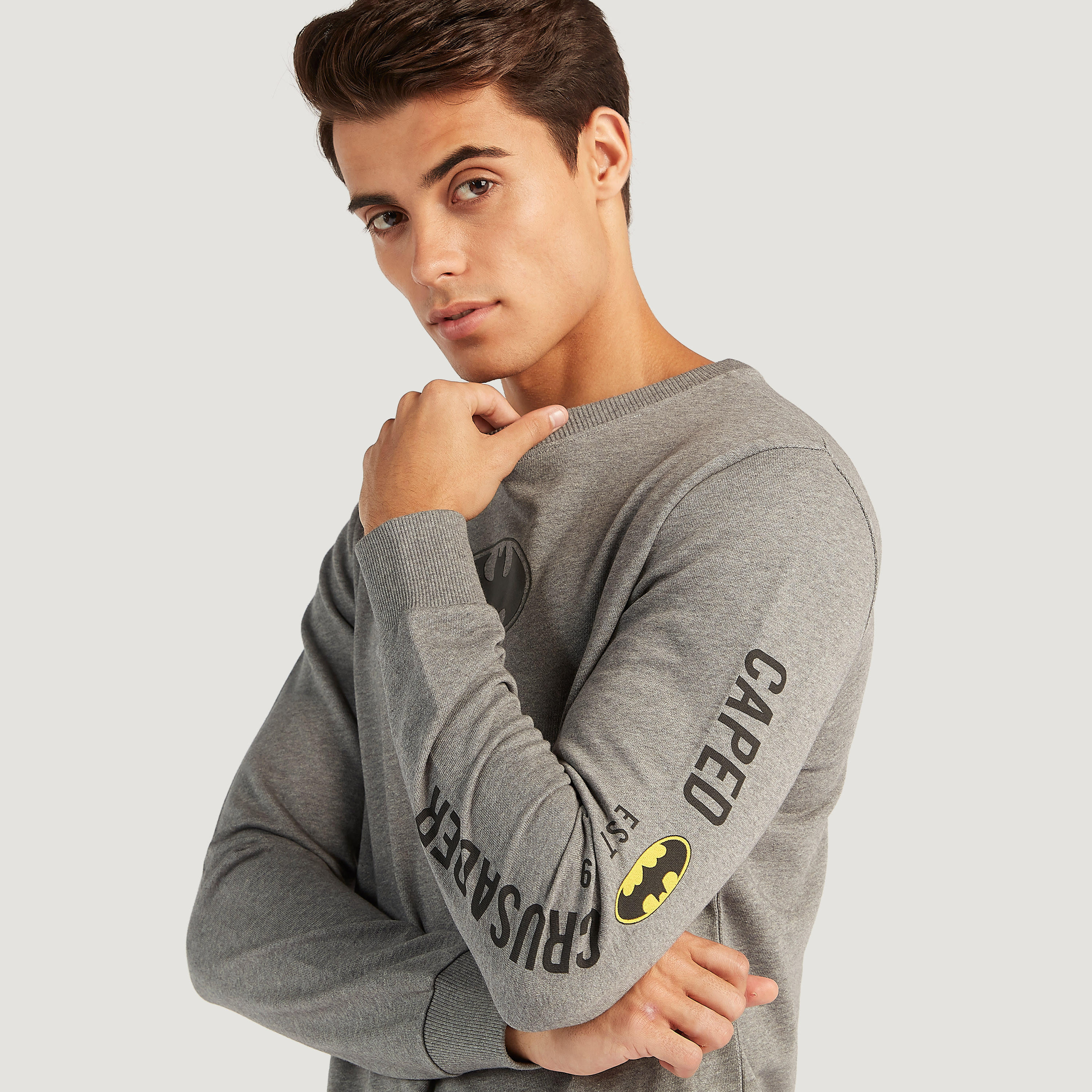 سويت شيرت مستدام بياقة ضيّقة وأكمام طويلة وطبعات باتمان-men-winterwear-hoodiesandsweatshirts-image-3