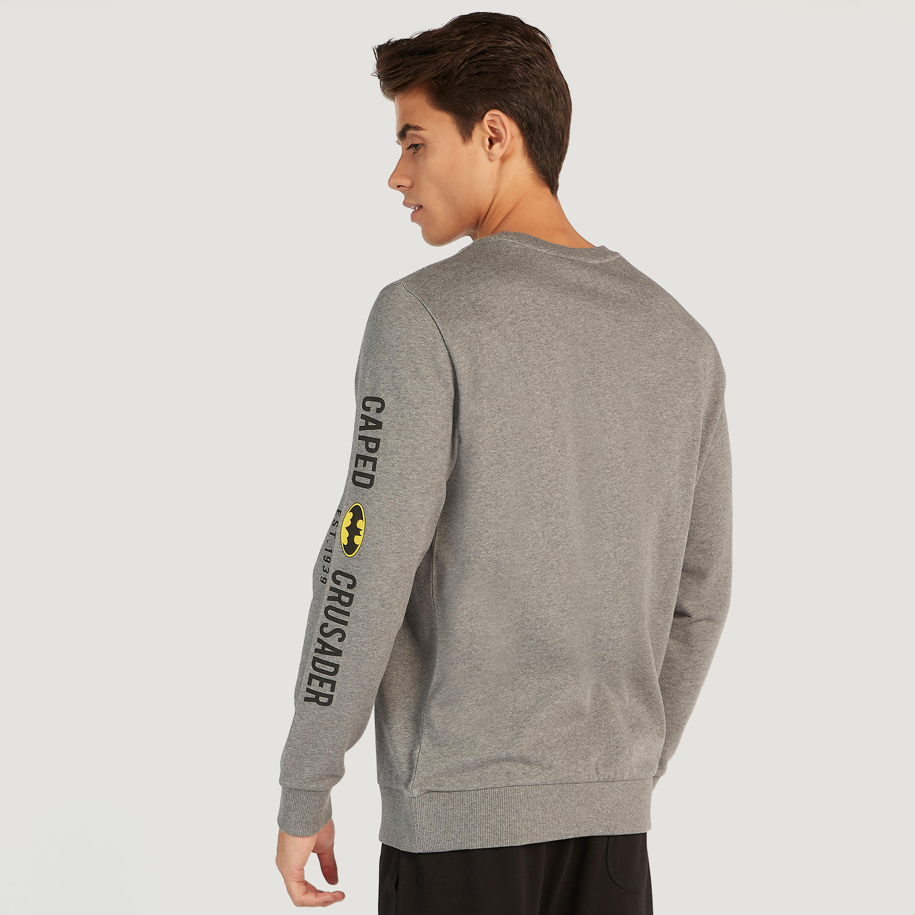 سويت شيرت مستدام بياقة ضيّقة وأكمام طويلة وطبعات باتمان-men-winterwear-hoodiesandsweatshirts-image-4