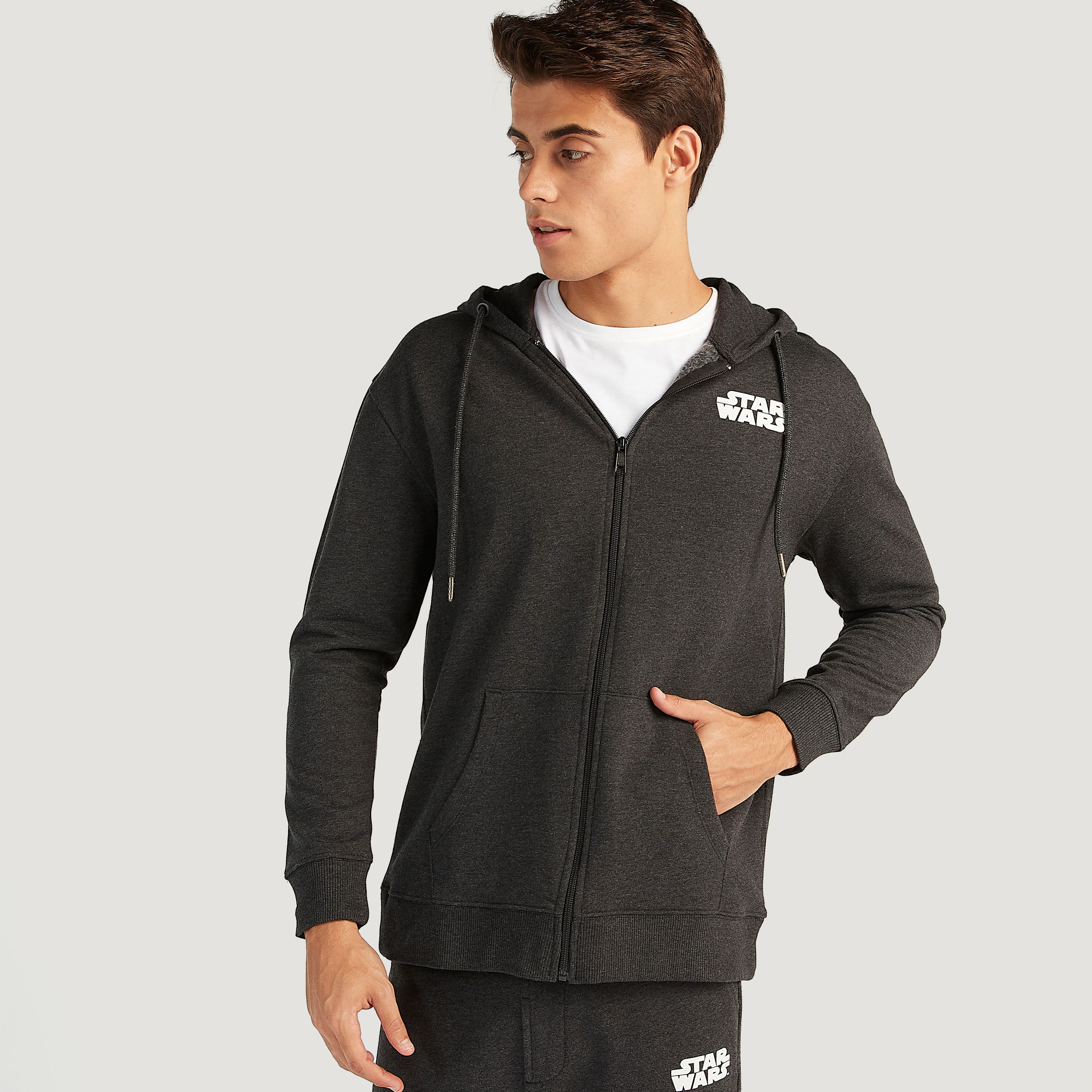 هودي مستدام بسحّاب وطبعات ستار وورز وجيوب-men-winterwear-hoodiesandsweatshirts-image-1