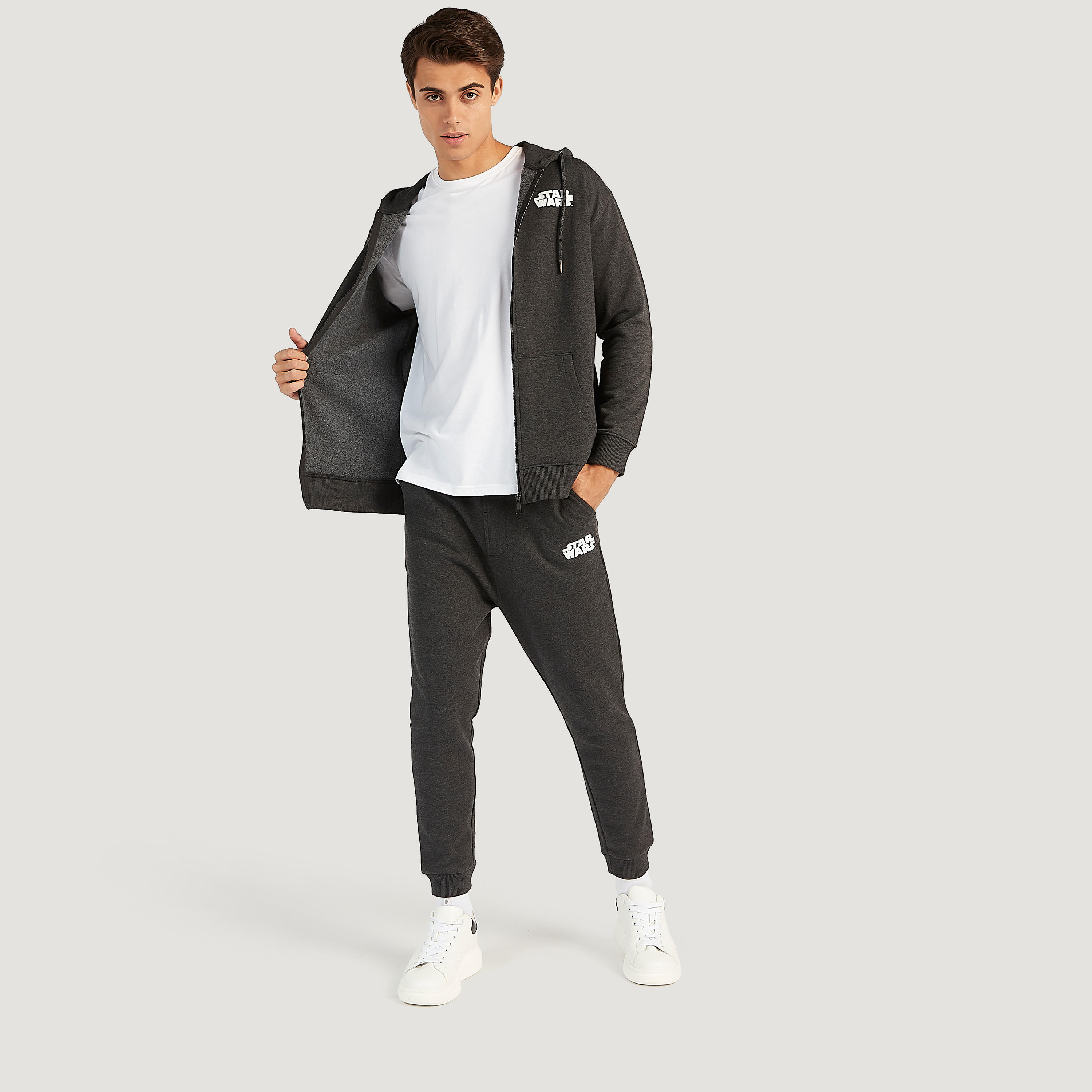 هودي مستدام بسحّاب وطبعات ستار وورز وجيوب-men-winterwear-hoodiesandsweatshirts-image-2