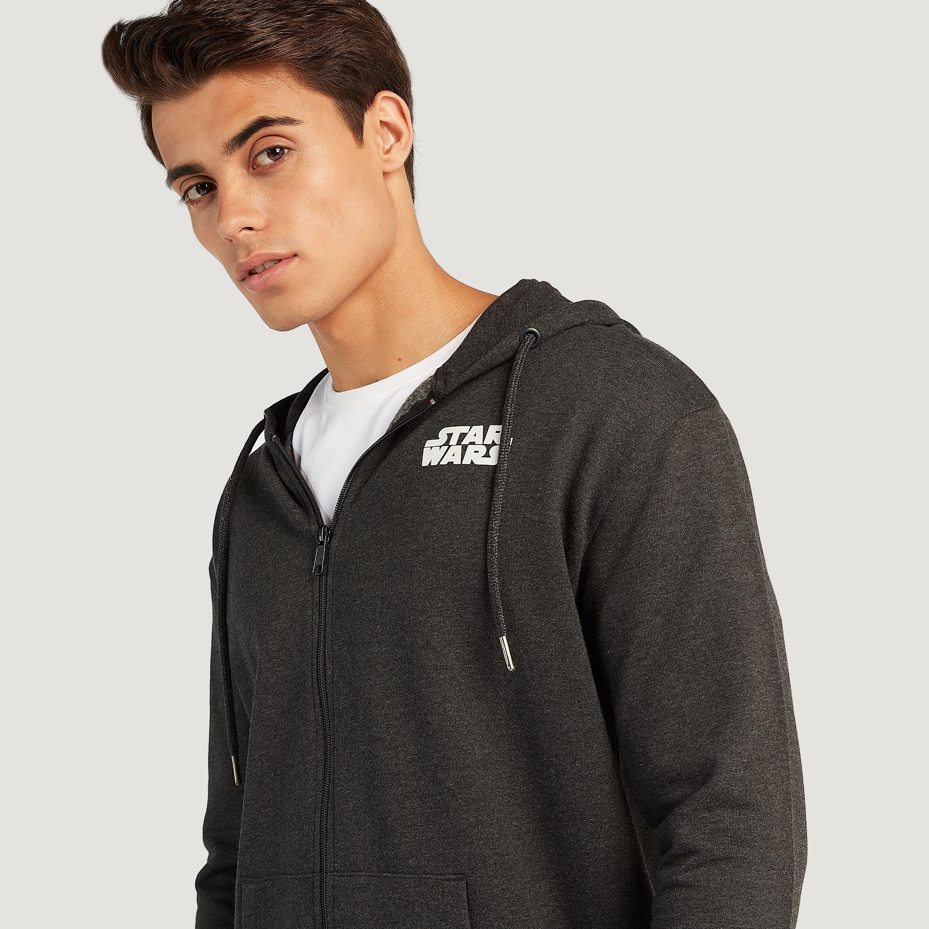 هودي مستدام بسحّاب وطبعات ستار وورز وجيوب-men-winterwear-hoodiesandsweatshirts-image-3