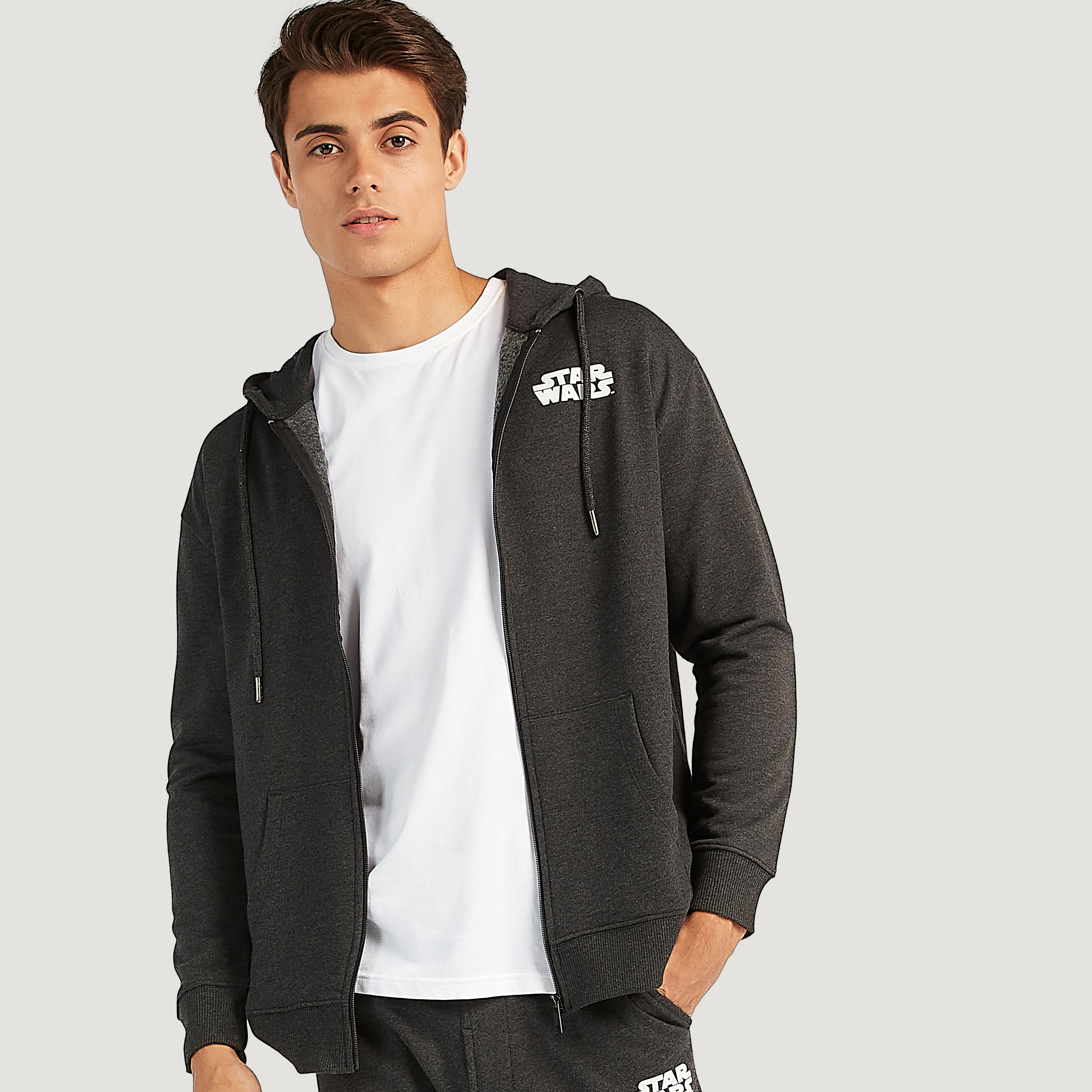 هودي مستدام بسحّاب وطبعات ستار وورز وجيوب-men-winterwear-hoodiesandsweatshirts-image-5