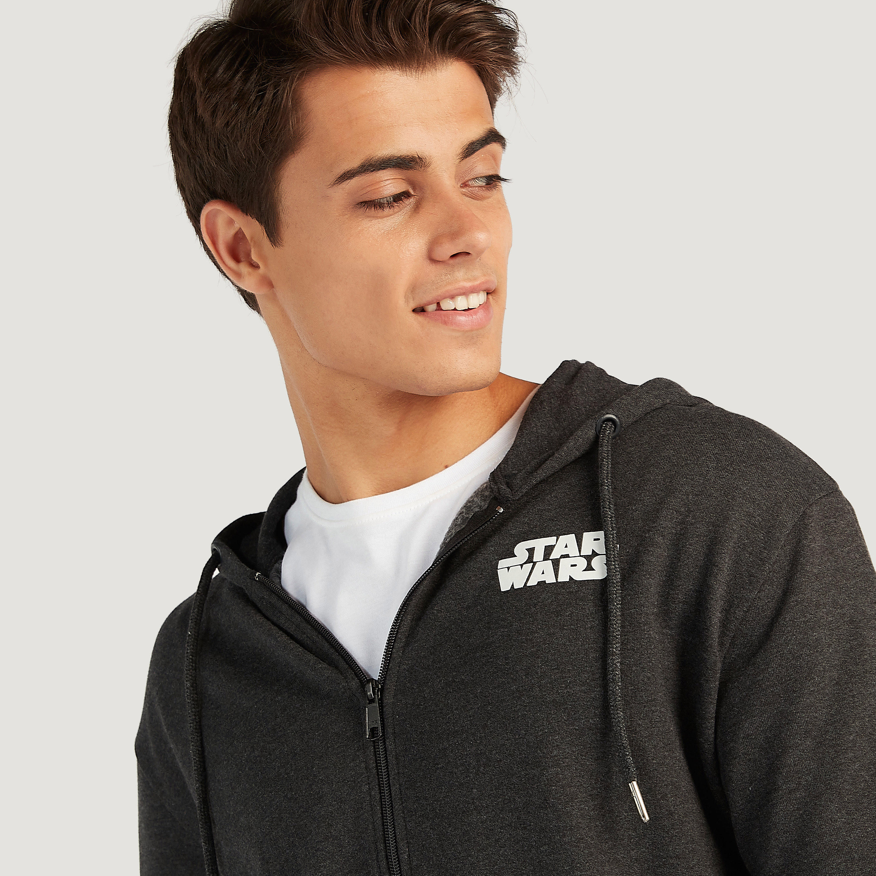 هودي مستدام بسحّاب وطبعات ستار وورز وجيوب-men-winterwear-hoodiesandsweatshirts-image-6