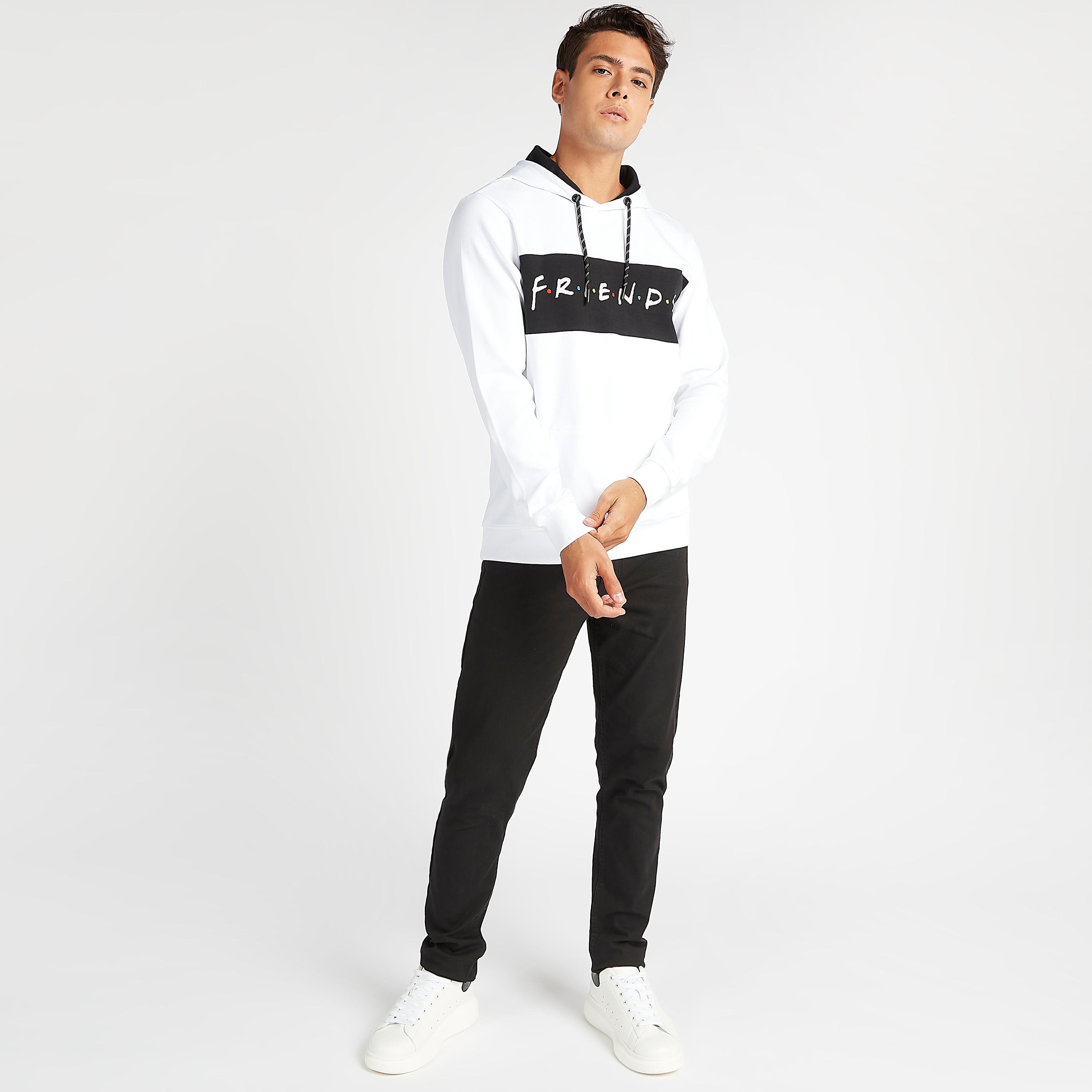 هودي مستدام بأكمام طويلة وطبعات شعار-men-winterwear-hoodiesandsweatshirts-image-2