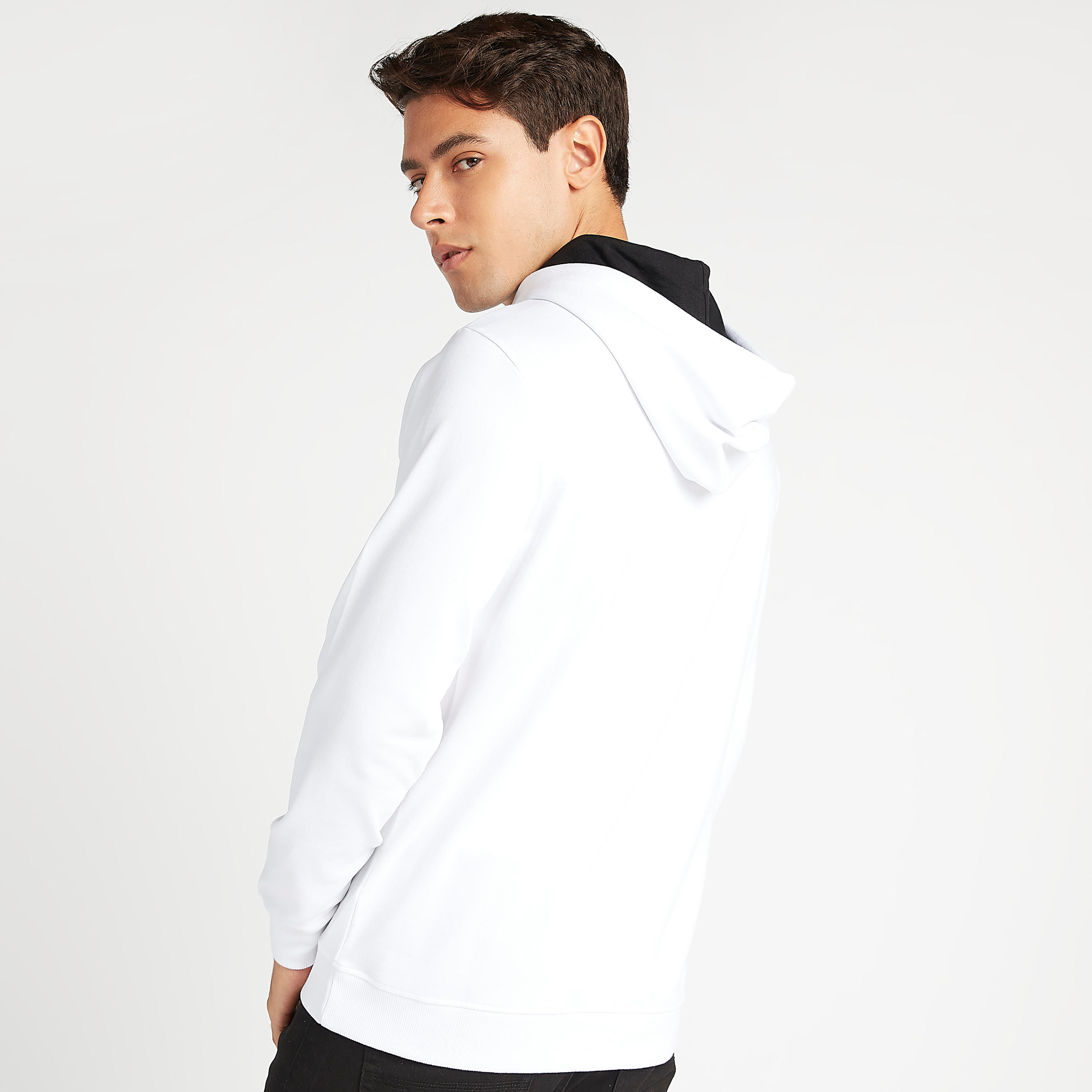 هودي مستدام بأكمام طويلة وطبعات شعار-men-winterwear-hoodiesandsweatshirts-image-4
