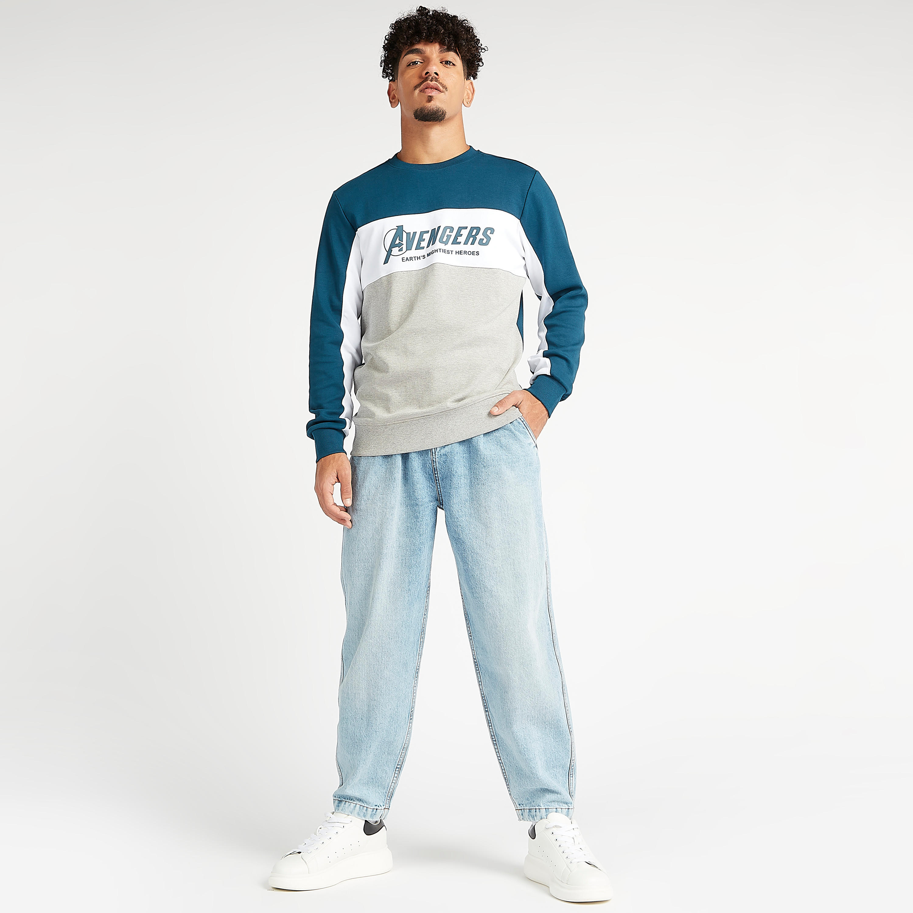 سويت شيرت مستدام بياقة ضيقة وأكمام طويلة وطبعات أفينجيرز-men-winterwear-hoodiesandsweatshirts-image-2