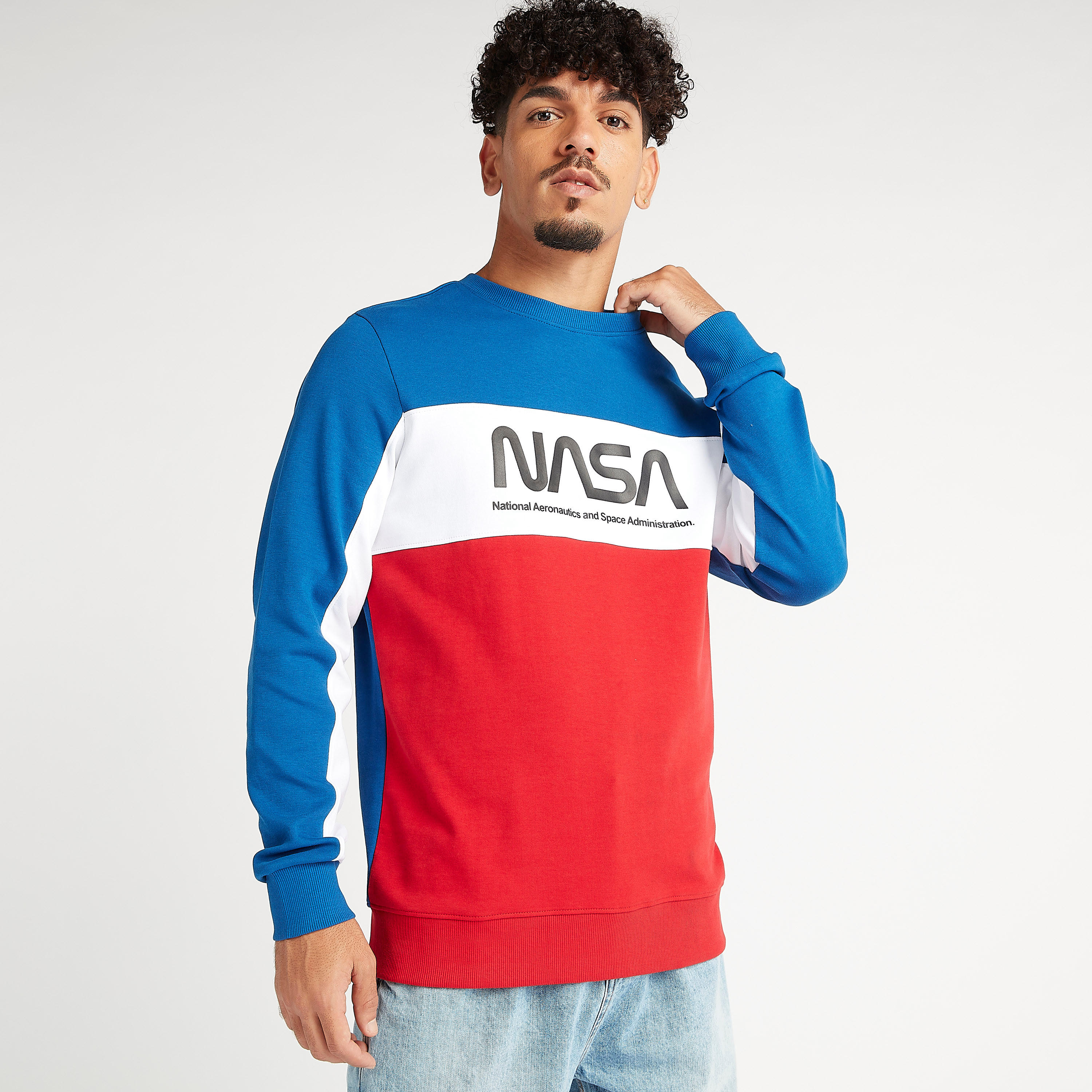 سويت شيرت مستدام بياقة ضيقة وأكمام طويلة وطبعات ناسا-men-winterwear-hoodiesandsweatshirts-image-4