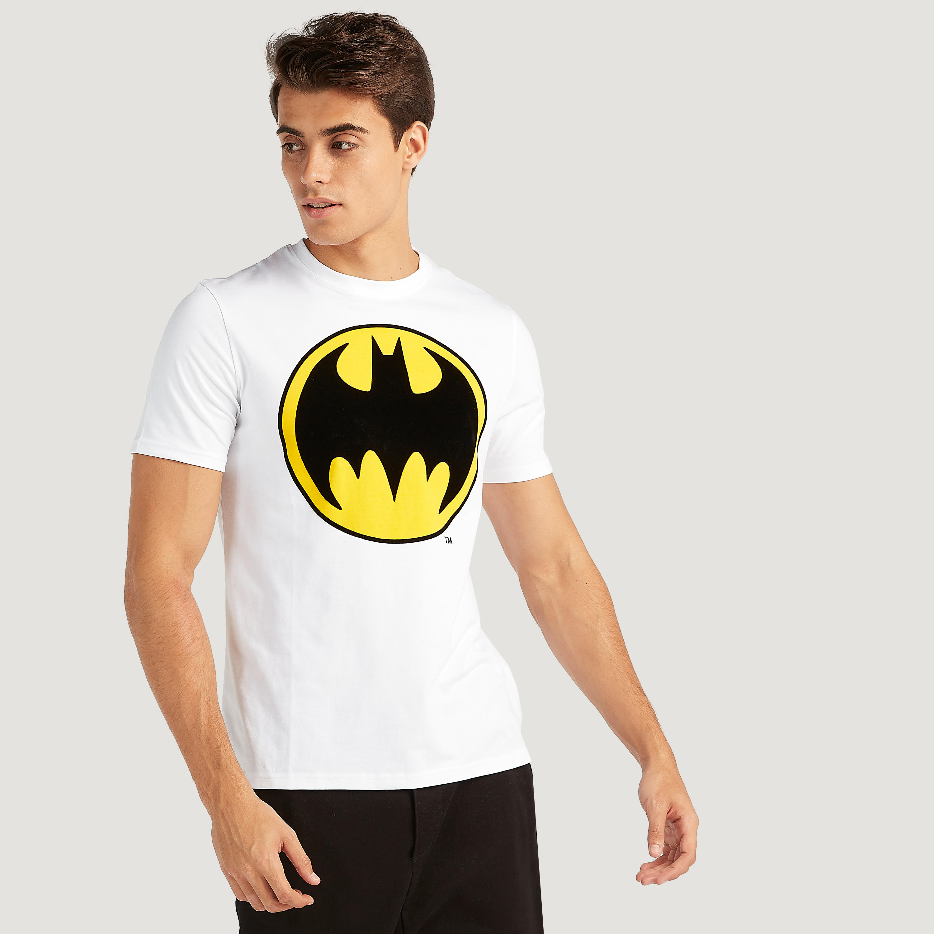 تيشيرت مستدام بياقة ضيّقة وطبعات جرافيك باتمان-men-clothing-tshirtsandpolos-tshirts-image-1