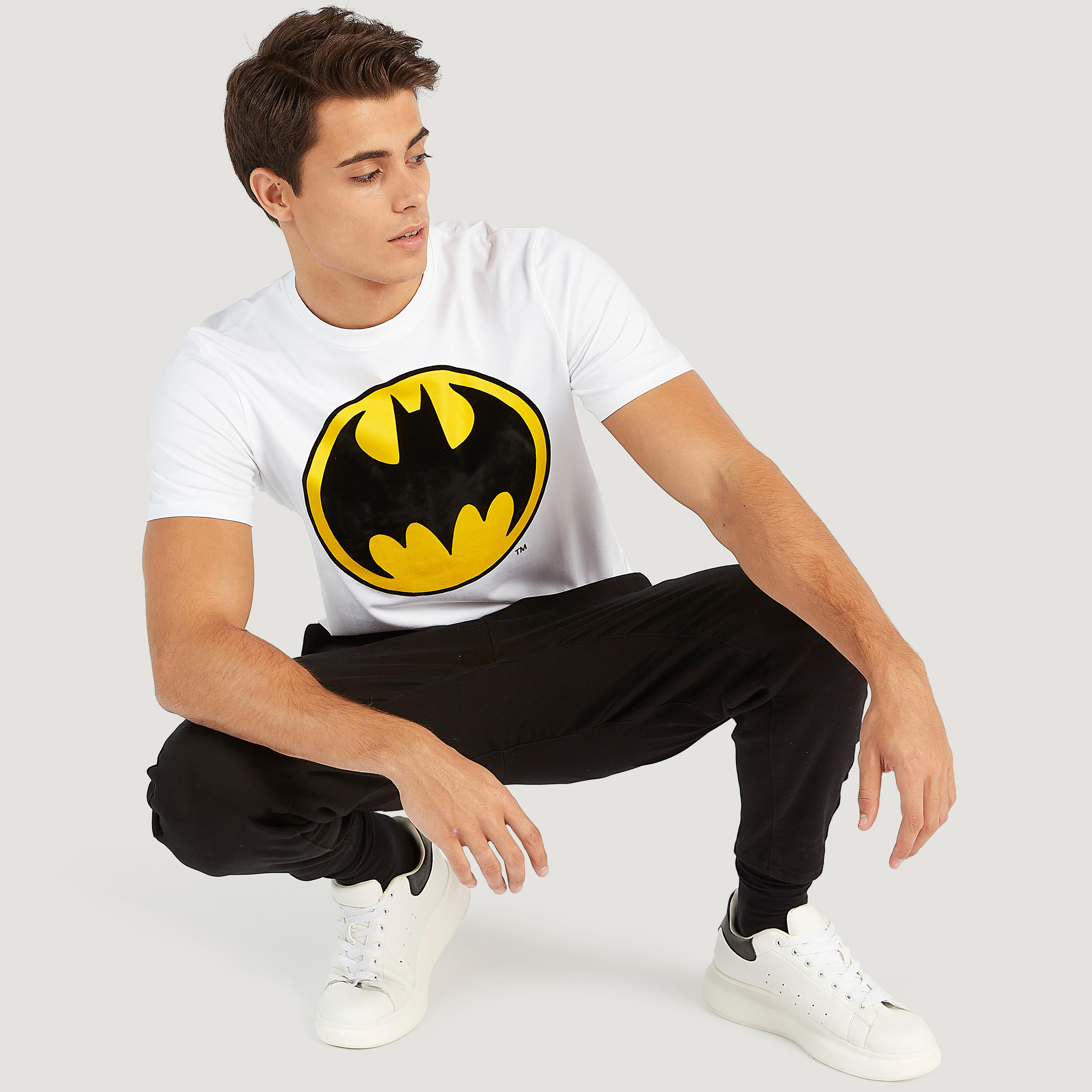 تيشيرت مستدام بياقة ضيّقة وطبعات جرافيك باتمان-men-clothing-tshirtsandpolos-tshirts-image-2