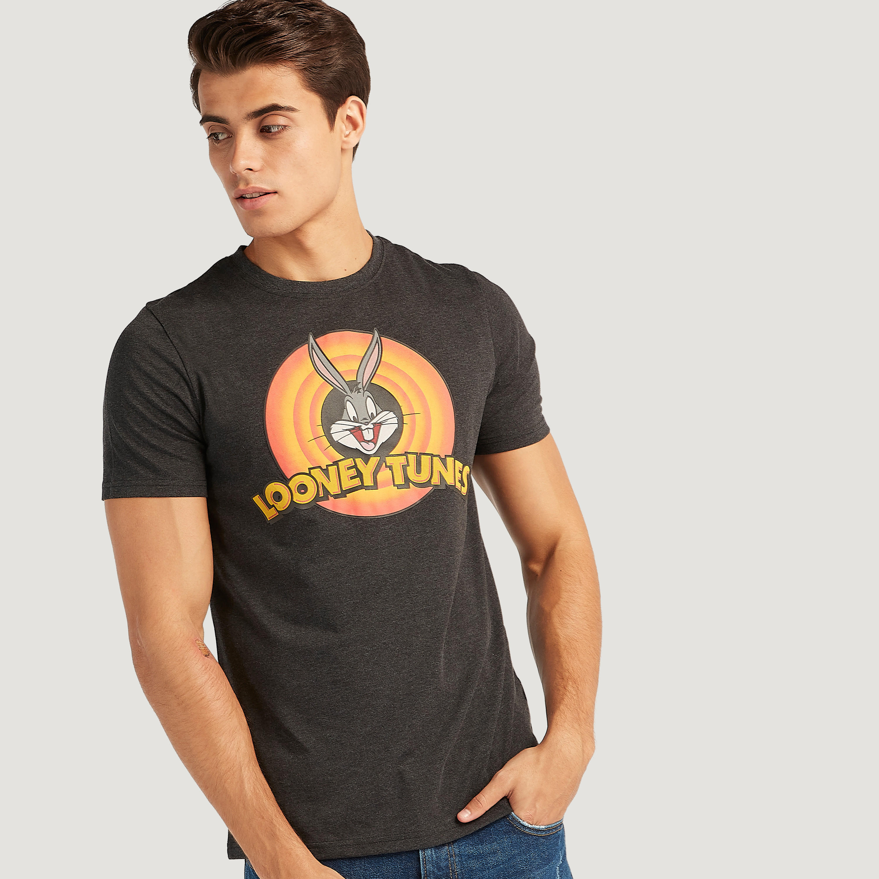 تيشيرت مستدام بياقة ضيقة وأكمام قصيرة وطبعات لوني تيونز-men-clothing-tshirtsandpolos-tshirts-image-1