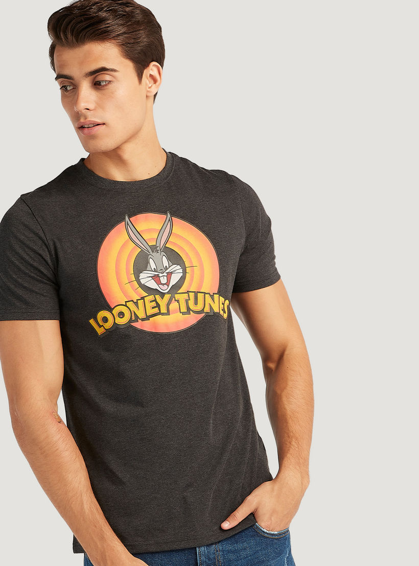 تيشيرت مستدام بياقة ضيقة وأكمام قصيرة وطبعات لوني تيونز-men-clothing-tshirtsandpolos-tshirts-image-1