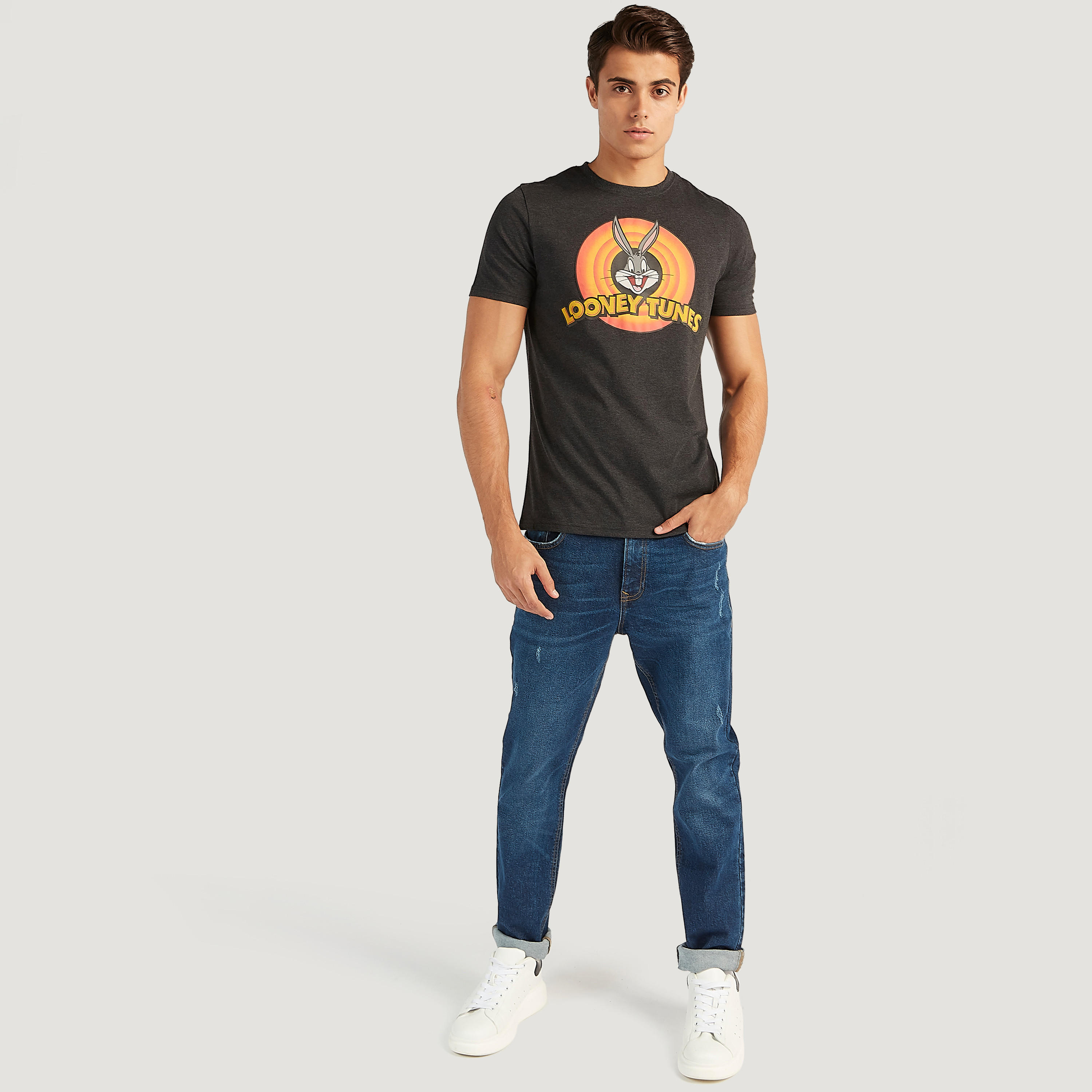 تيشيرت مستدام بياقة ضيقة وأكمام قصيرة وطبعات لوني تيونز-men-clothing-tshirtsandpolos-tshirts-image-2