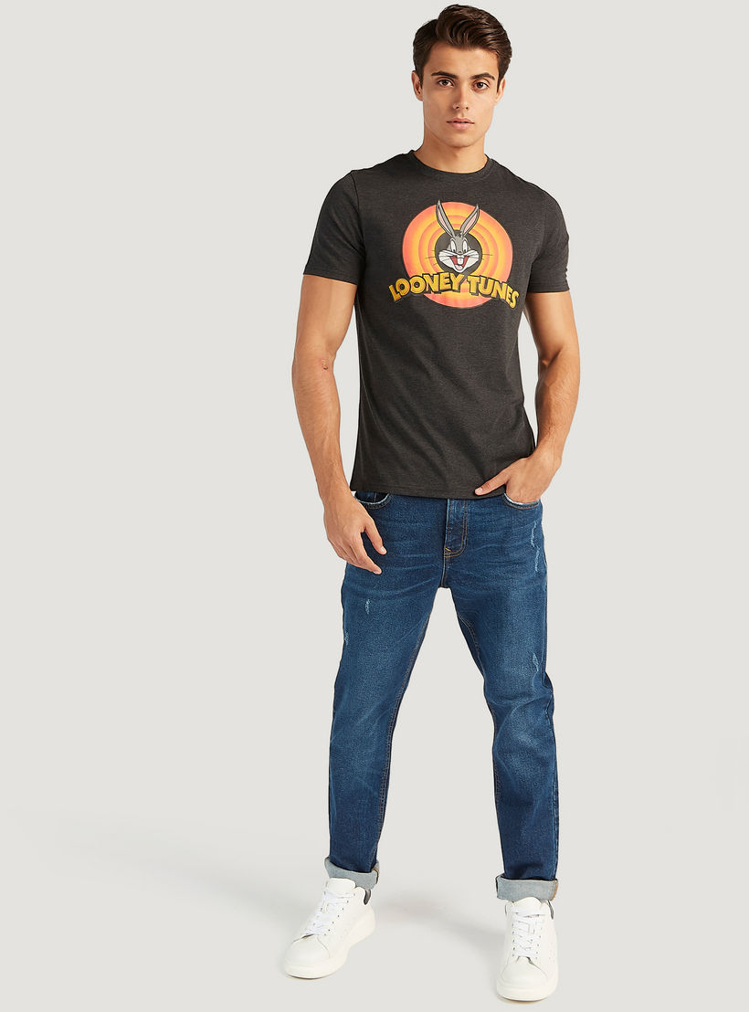 تيشيرت مستدام بياقة ضيقة وأكمام قصيرة وطبعات لوني تيونز-men-clothing-tshirtsandpolos-tshirts-image-2