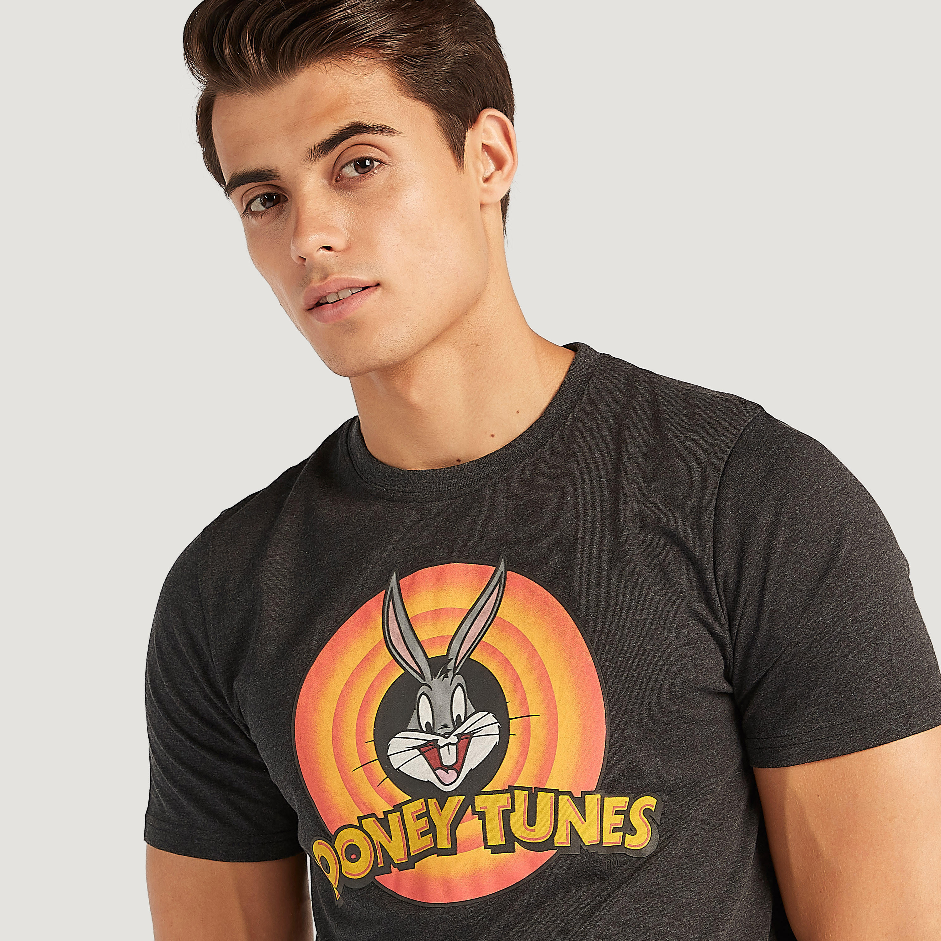 تيشيرت مستدام بياقة ضيقة وأكمام قصيرة وطبعات لوني تيونز-men-clothing-tshirtsandpolos-tshirts-image-3