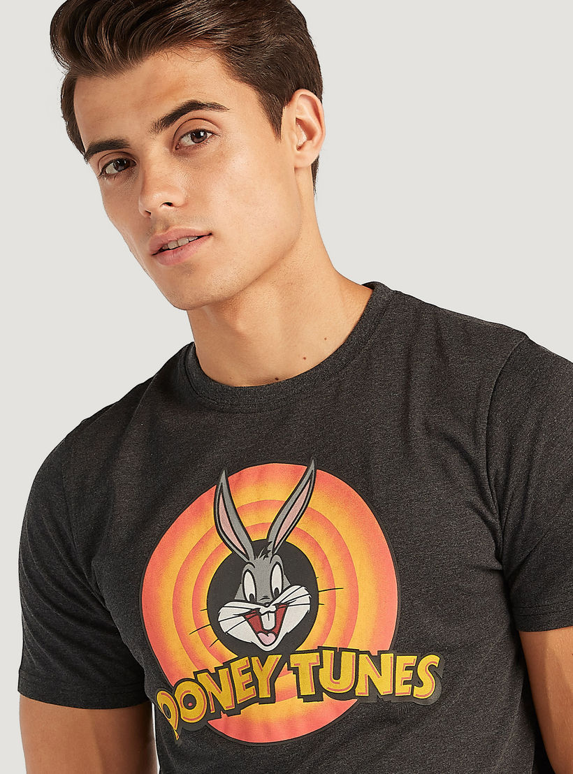 تيشيرت مستدام بياقة ضيقة وأكمام قصيرة وطبعات لوني تيونز-men-clothing-tshirtsandpolos-tshirts-image-3
