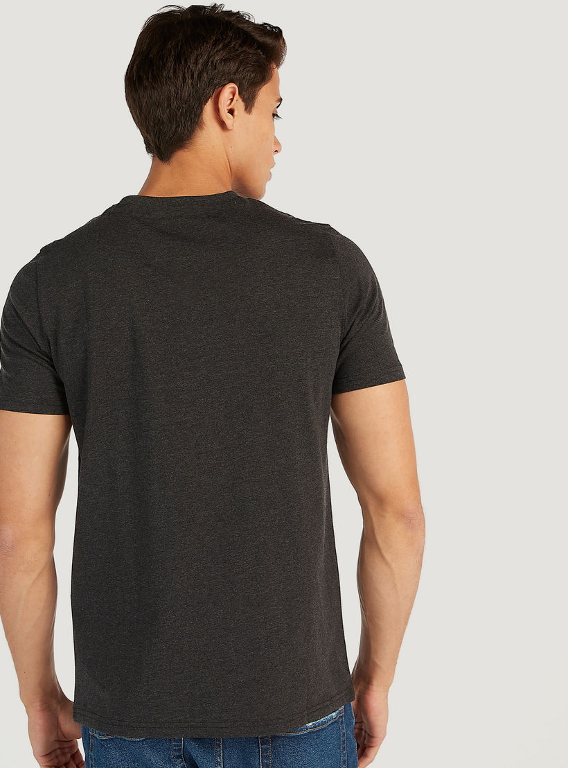 تيشيرت مستدام بياقة ضيقة وأكمام قصيرة وطبعات لوني تيونز-men-clothing-tshirtsandpolos-tshirts-image-4