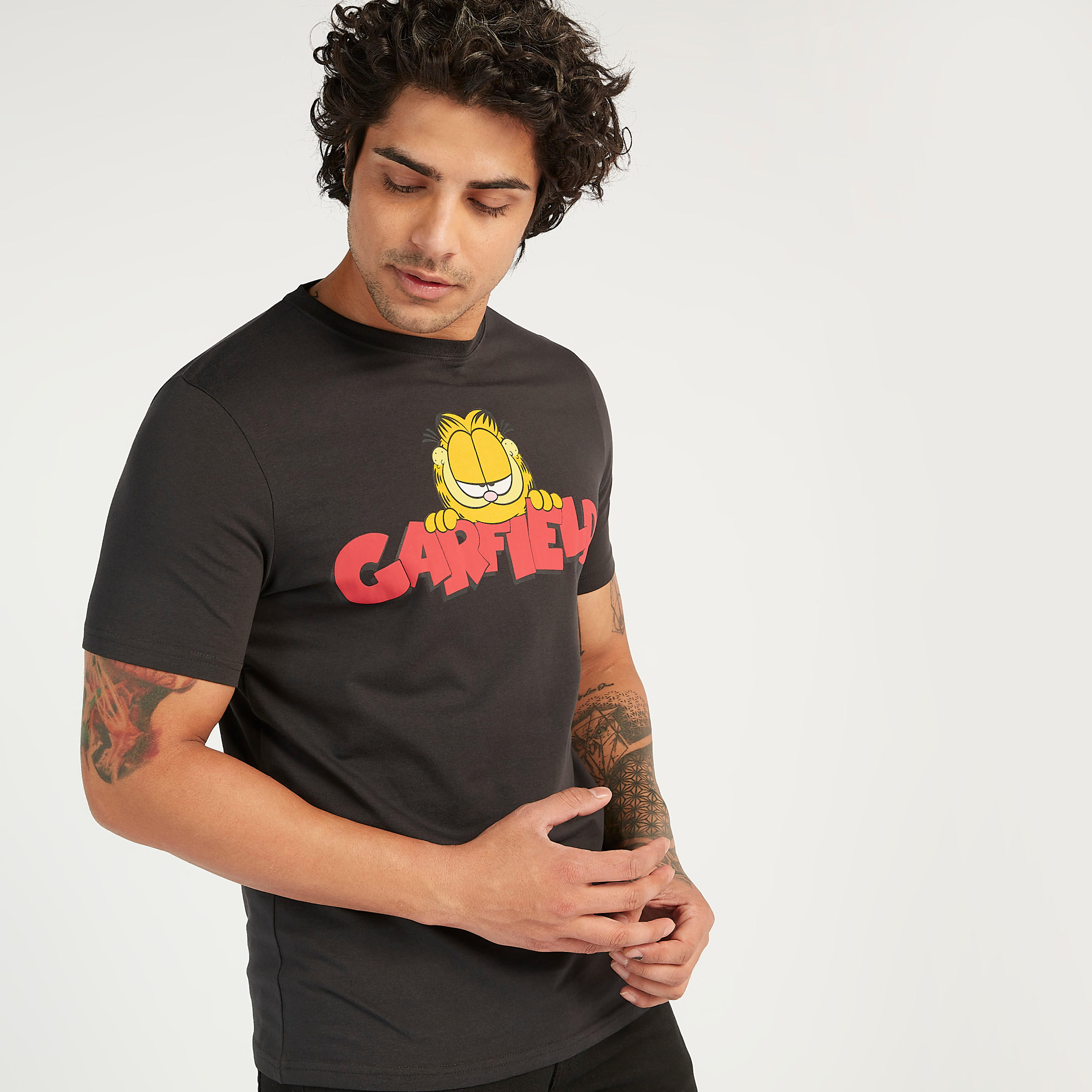 تيشيرت بياقة ضيّقة وأكمام قصيرة وطبعات غارفيلد-men-clothing-tshirtsandpolos-tshirts-image-1