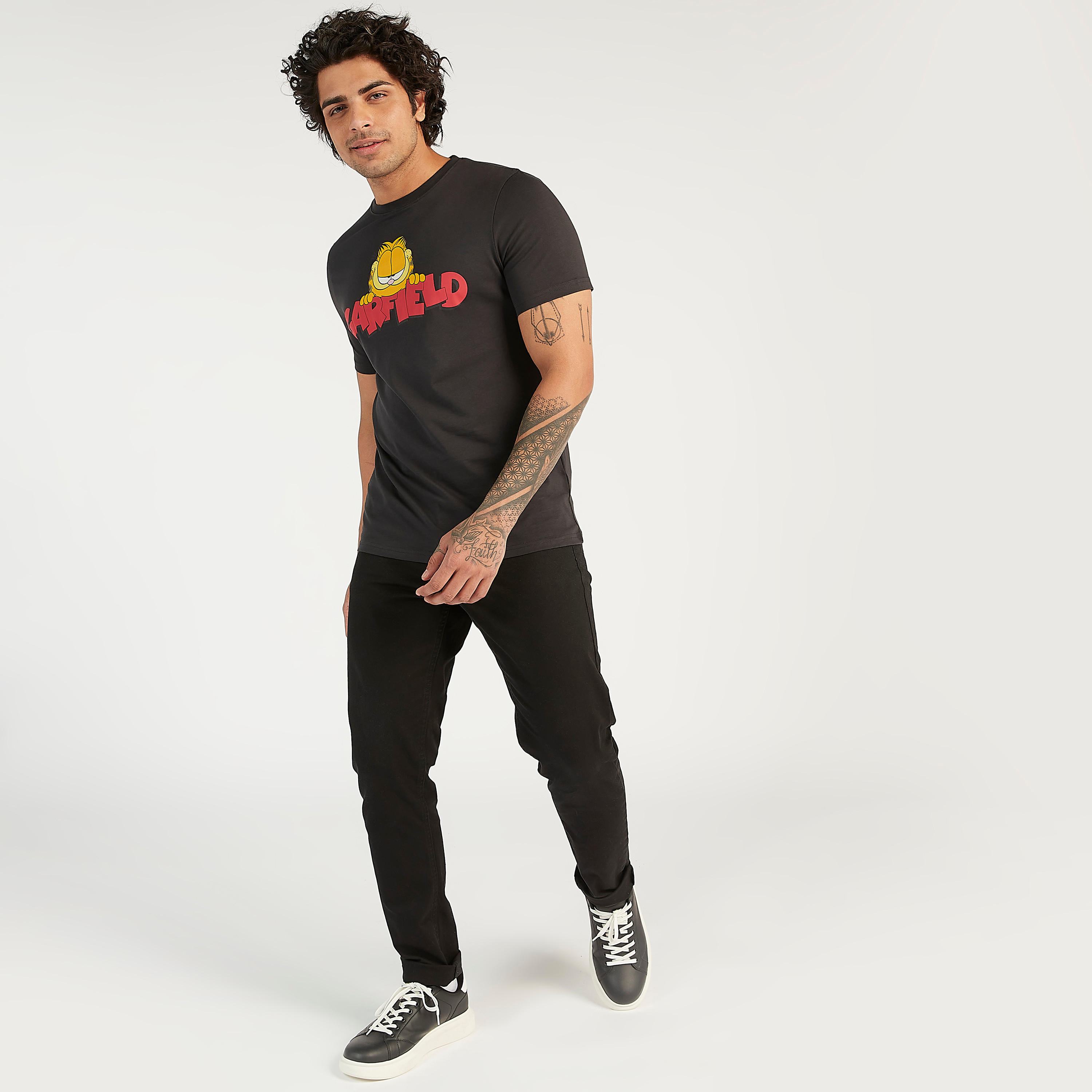 تيشيرت بياقة ضيّقة وأكمام قصيرة وطبعات غارفيلد-men-clothing-tshirtsandpolos-tshirts-image-2