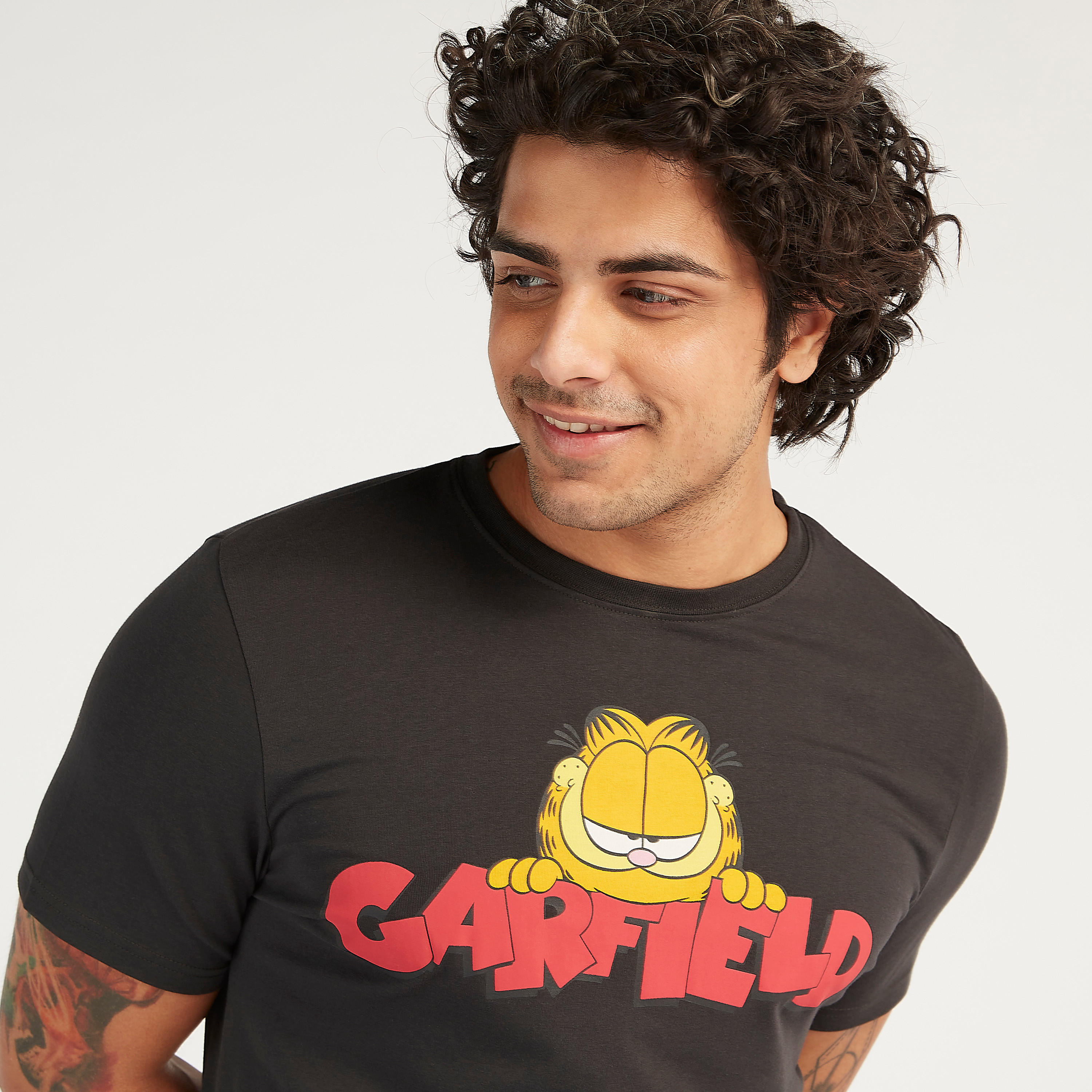 تيشيرت بياقة ضيّقة وأكمام قصيرة وطبعات غارفيلد-men-clothing-tshirtsandpolos-tshirts-image-3